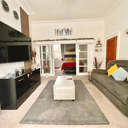 Victoria House - Self Catering Quiet Guesthouse - Adult Singles And Couples Only Blackpool Dış mekan fotoğraf