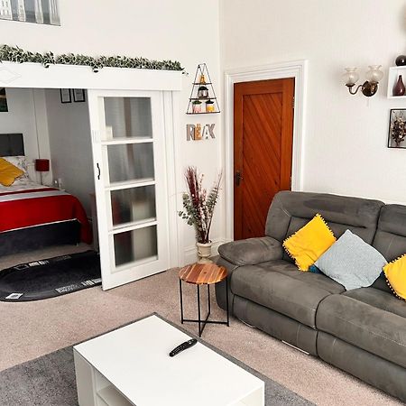 Victoria House - Self Catering Quiet Guesthouse - Adult Singles And Couples Only Blackpool Dış mekan fotoğraf