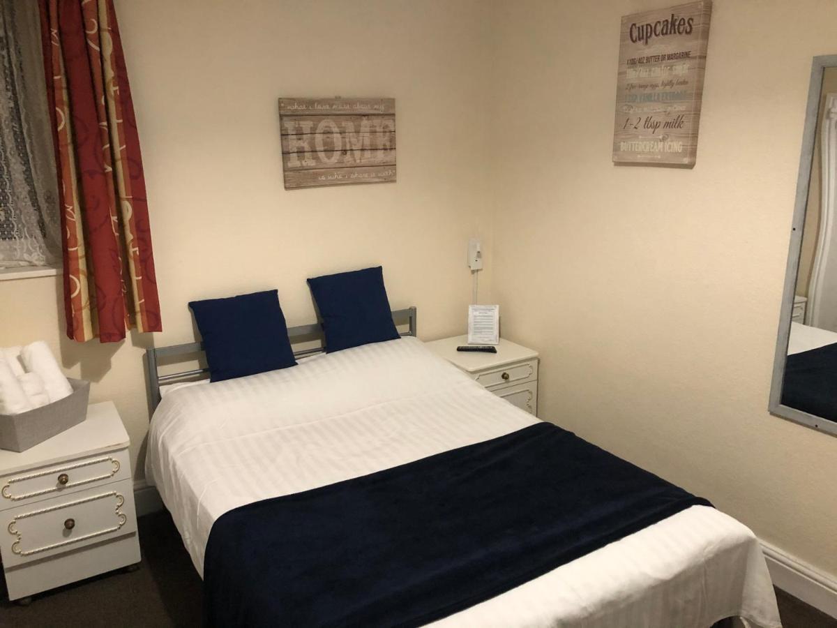 Victoria House - Self Catering Quiet Guesthouse - Adult Singles And Couples Only Blackpool Dış mekan fotoğraf