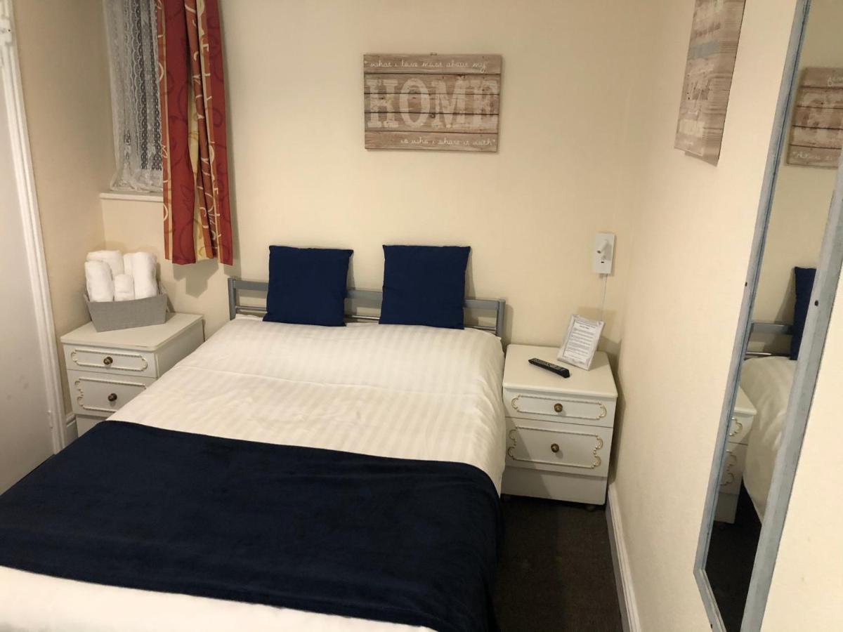 Victoria House - Self Catering Quiet Guesthouse - Adult Singles And Couples Only Blackpool Dış mekan fotoğraf
