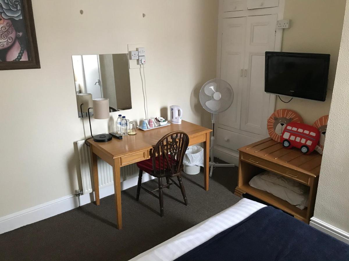 Victoria House - Self Catering Quiet Guesthouse - Adult Singles And Couples Only Blackpool Dış mekan fotoğraf