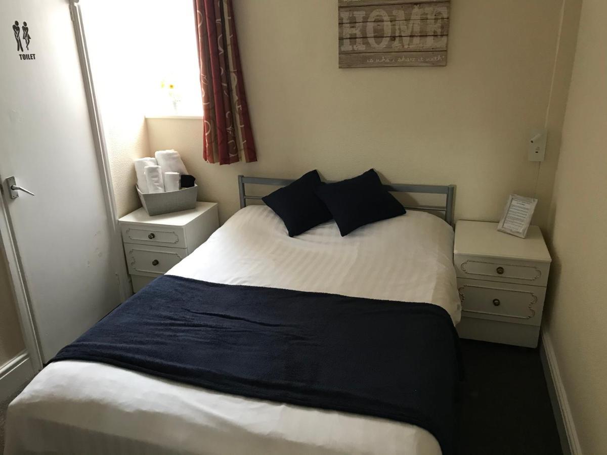 Victoria House - Self Catering Quiet Guesthouse - Adult Singles And Couples Only Blackpool Dış mekan fotoğraf