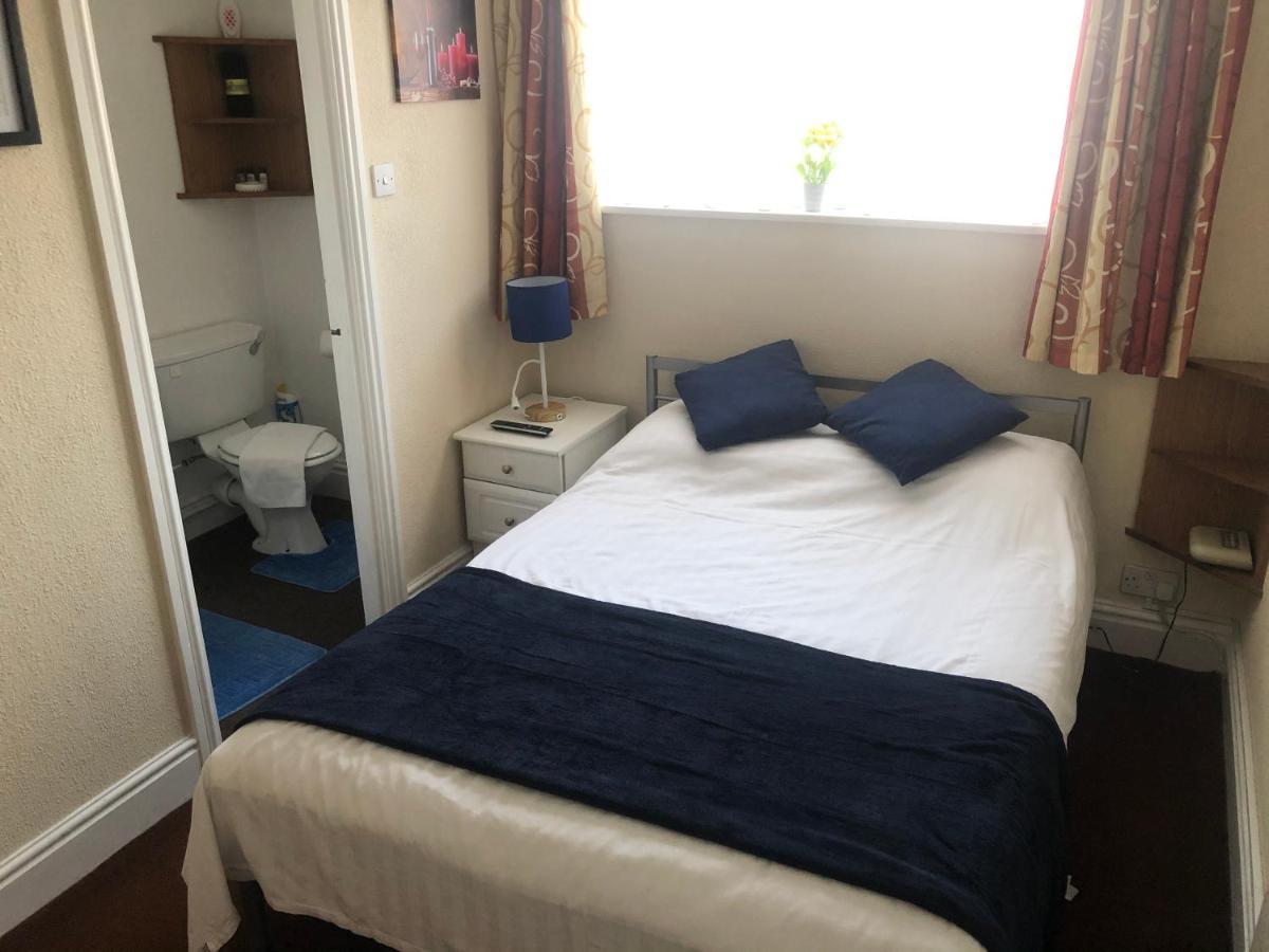 Victoria House - Self Catering Quiet Guesthouse - Adult Singles And Couples Only Blackpool Dış mekan fotoğraf