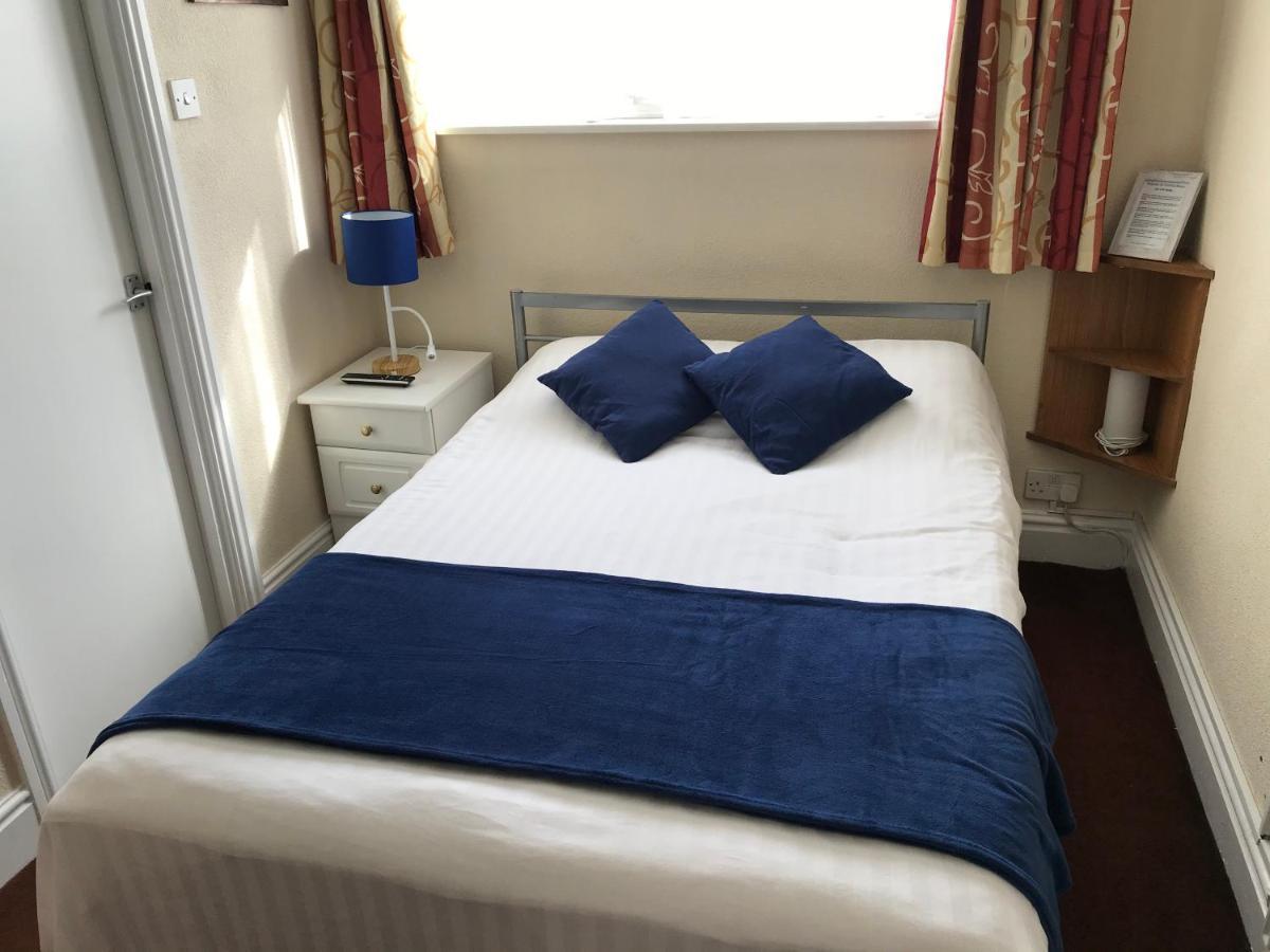 Victoria House - Self Catering Quiet Guesthouse - Adult Singles And Couples Only Blackpool Dış mekan fotoğraf