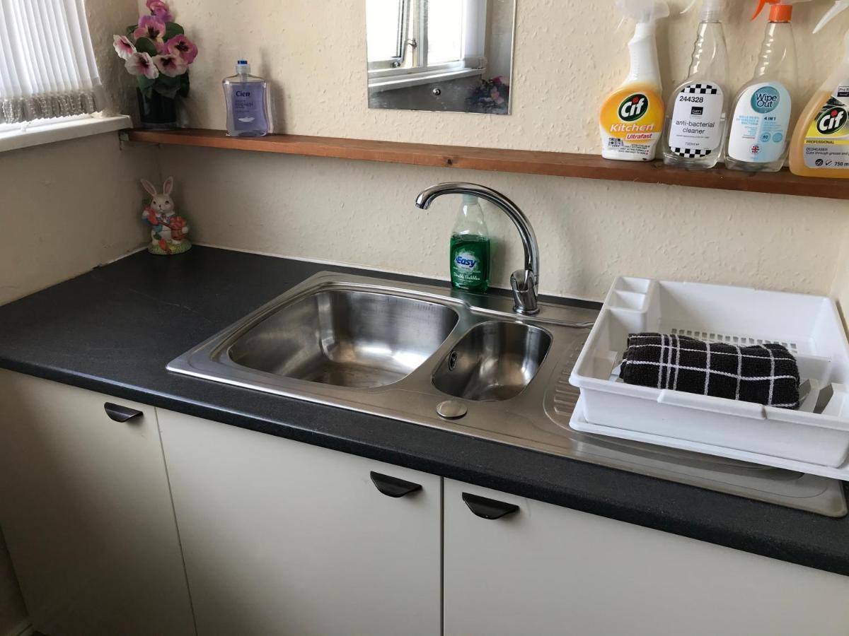 Victoria House - Self Catering Quiet Guesthouse - Adult Singles And Couples Only Blackpool Dış mekan fotoğraf