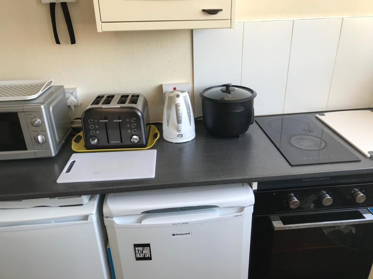 Victoria House - Self Catering Quiet Guesthouse - Adult Singles And Couples Only Blackpool Dış mekan fotoğraf