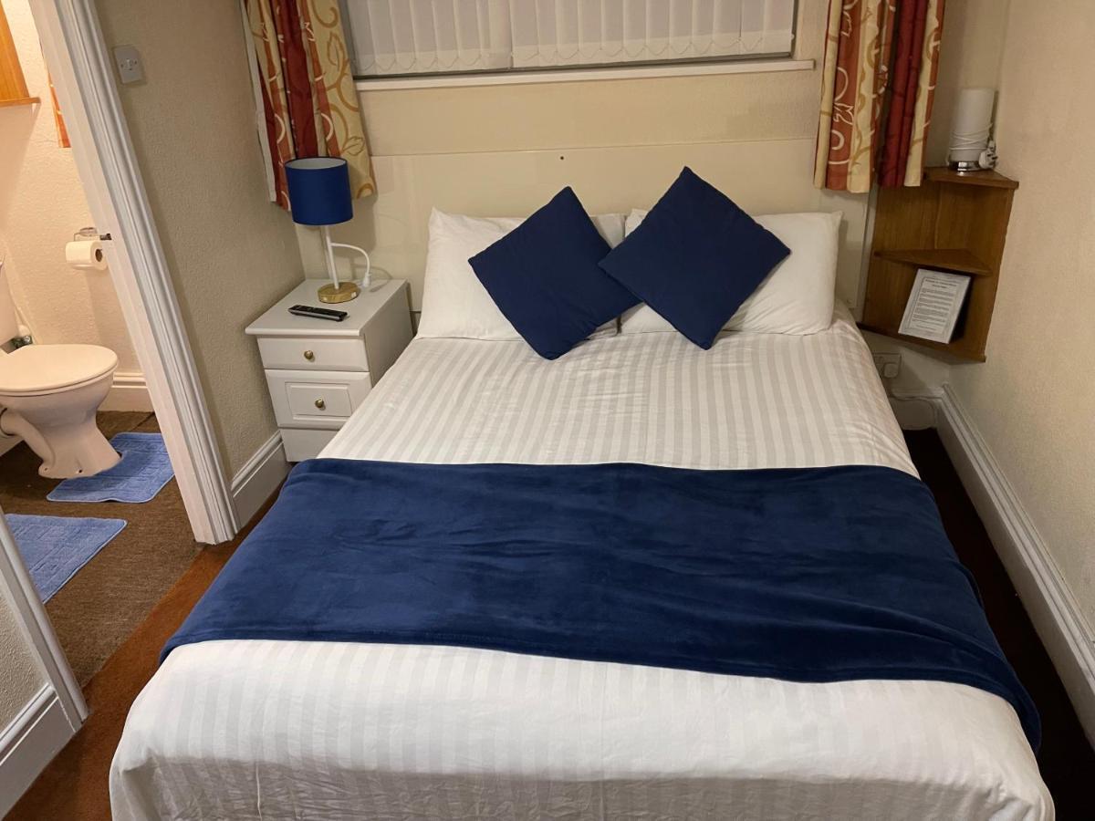 Victoria House - Self Catering Quiet Guesthouse - Adult Singles And Couples Only Blackpool Dış mekan fotoğraf
