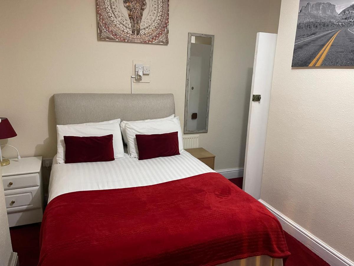 Victoria House - Self Catering Quiet Guesthouse - Adult Singles And Couples Only Blackpool Dış mekan fotoğraf