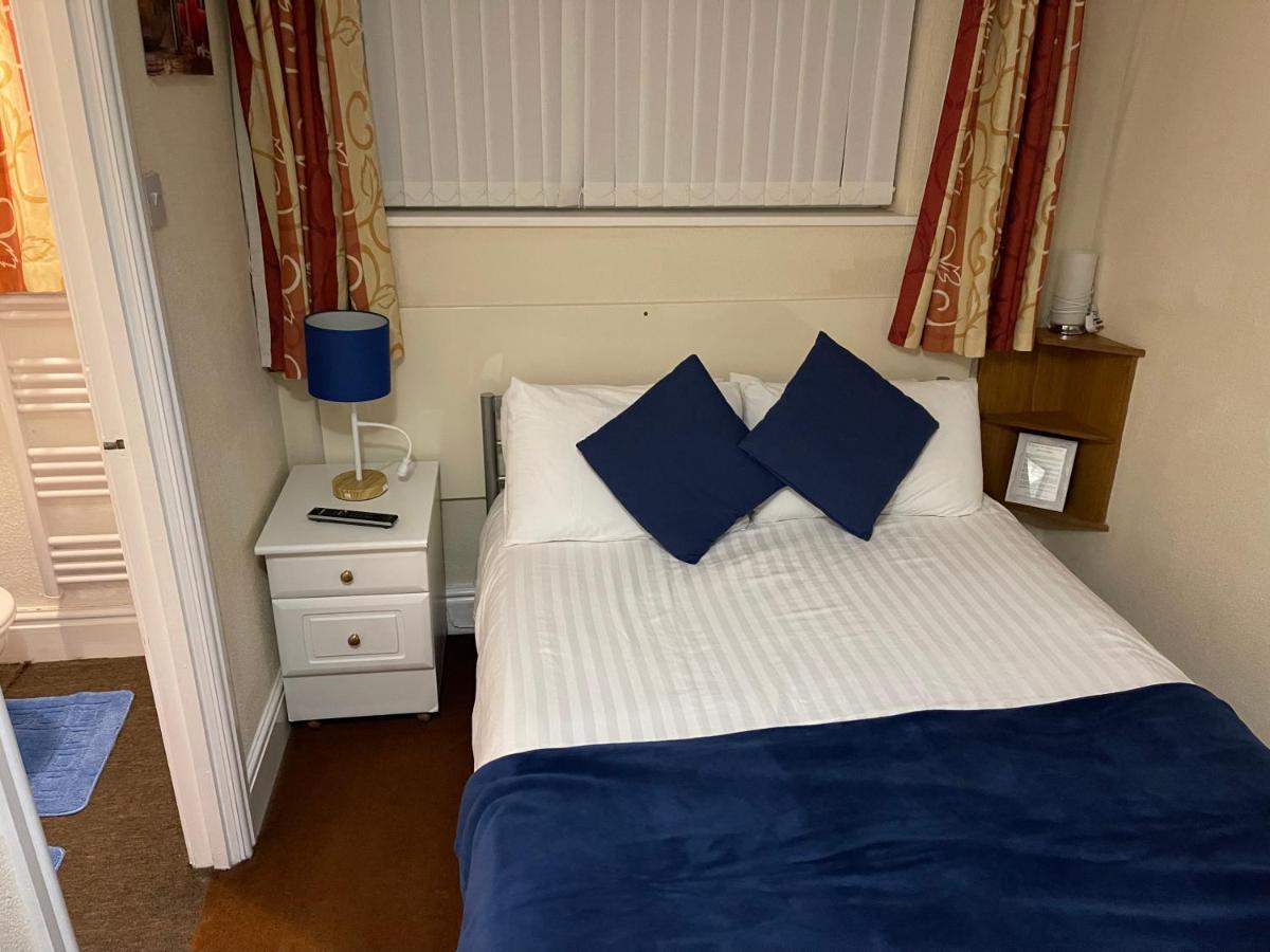 Victoria House - Self Catering Quiet Guesthouse - Adult Singles And Couples Only Blackpool Dış mekan fotoğraf