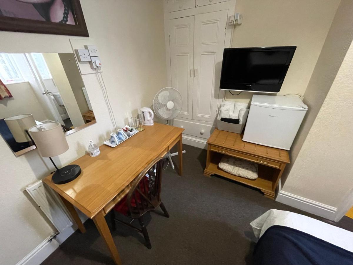 Victoria House - Self Catering Quiet Guesthouse - Adult Singles And Couples Only Blackpool Dış mekan fotoğraf