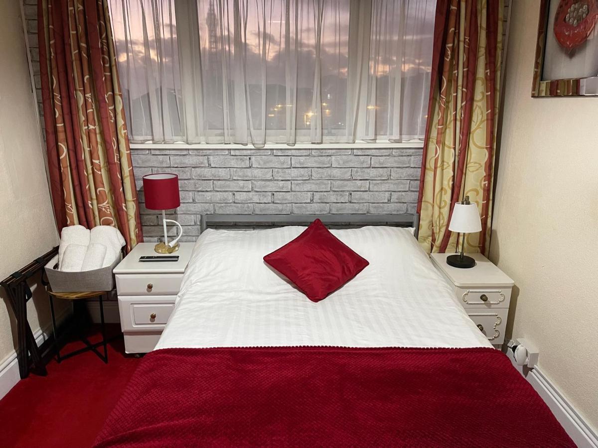 Victoria House - Self Catering Quiet Guesthouse - Adult Singles And Couples Only Blackpool Dış mekan fotoğraf