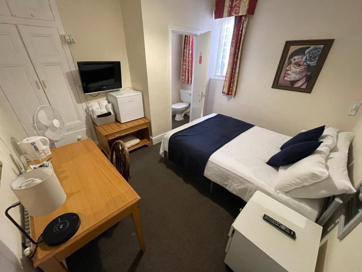 Victoria House - Self Catering Quiet Guesthouse - Adult Singles And Couples Only Blackpool Dış mekan fotoğraf