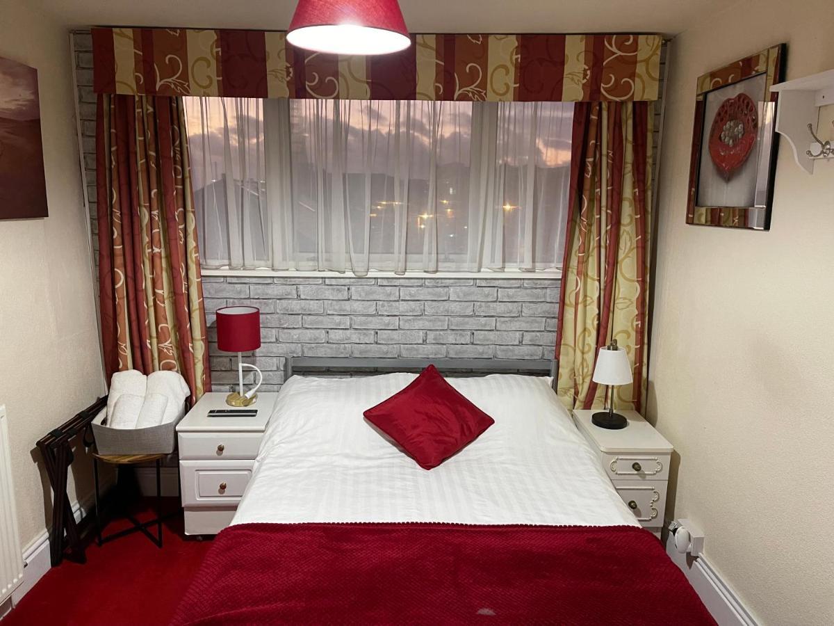 Victoria House - Self Catering Quiet Guesthouse - Adult Singles And Couples Only Blackpool Dış mekan fotoğraf