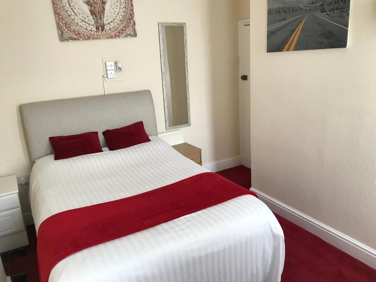 Victoria House - Self Catering Quiet Guesthouse - Adult Singles And Couples Only Blackpool Dış mekan fotoğraf