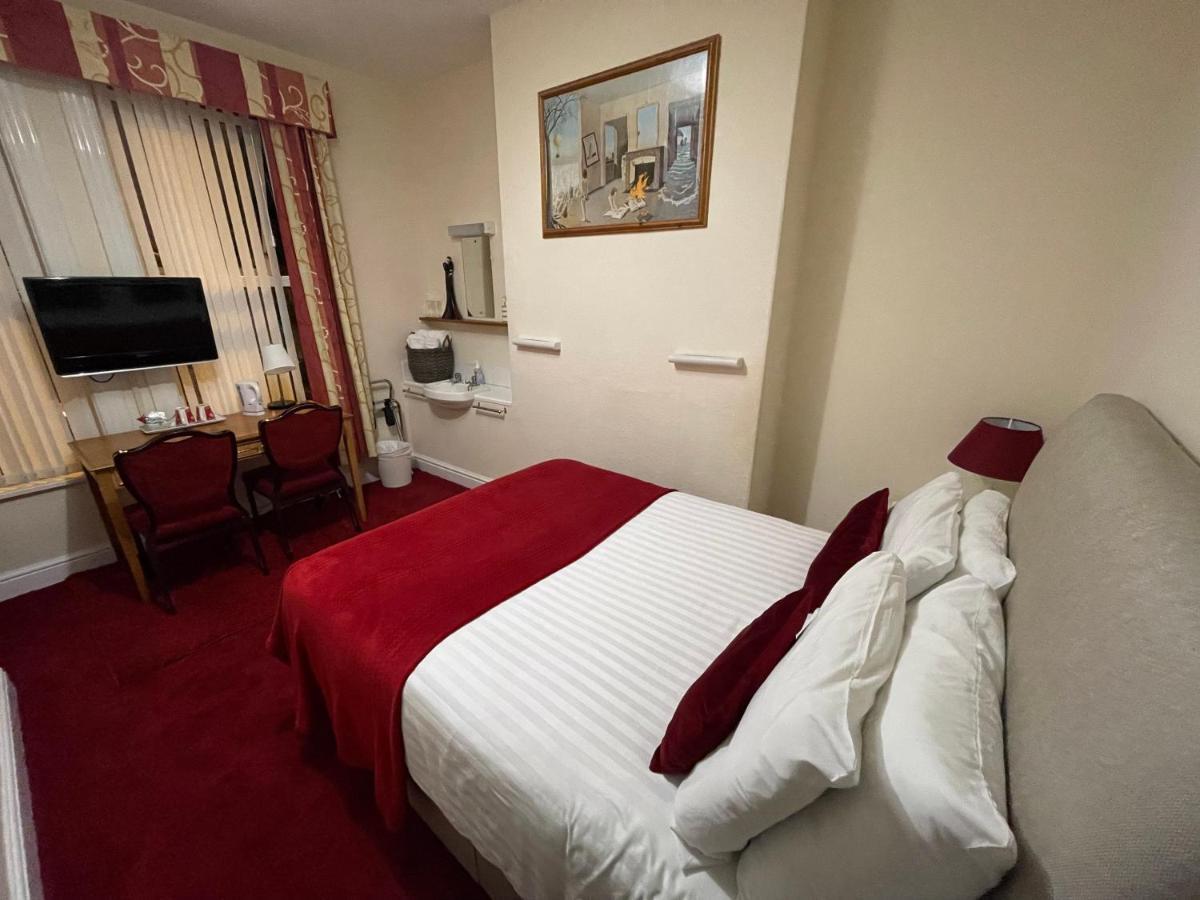 Victoria House - Self Catering Quiet Guesthouse - Adult Singles And Couples Only Blackpool Dış mekan fotoğraf