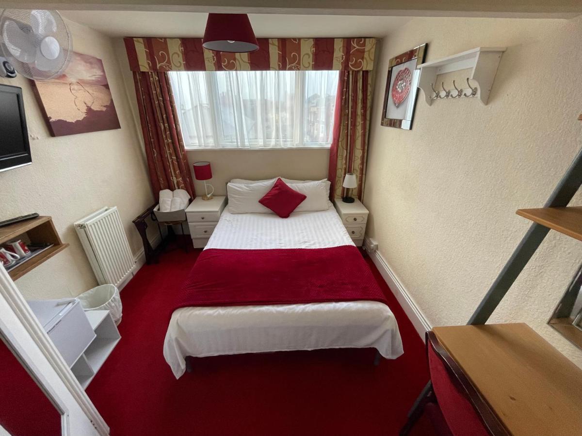 Victoria House - Self Catering Quiet Guesthouse - Adult Singles And Couples Only Blackpool Dış mekan fotoğraf