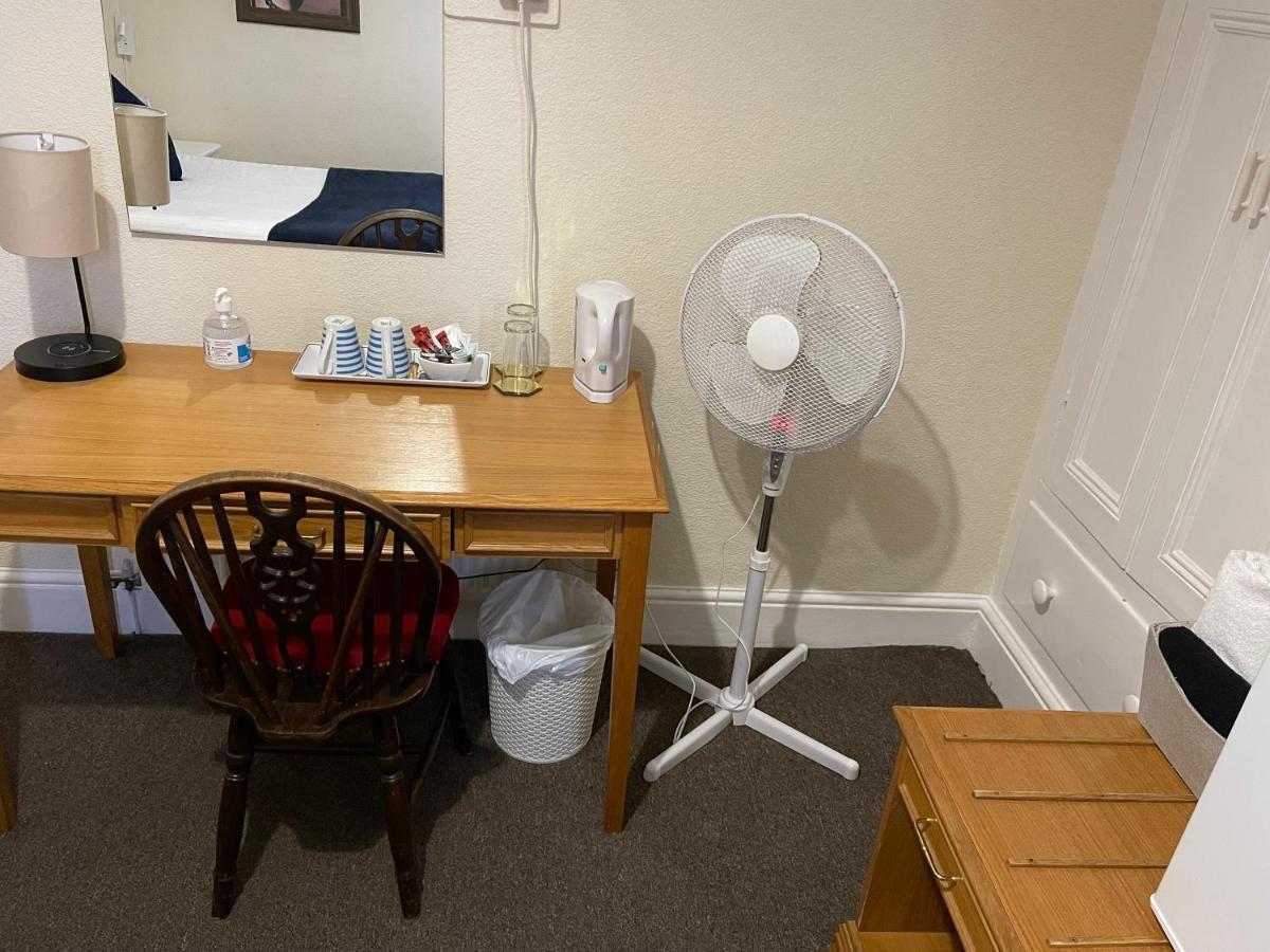Victoria House - Self Catering Quiet Guesthouse - Adult Singles And Couples Only Blackpool Dış mekan fotoğraf