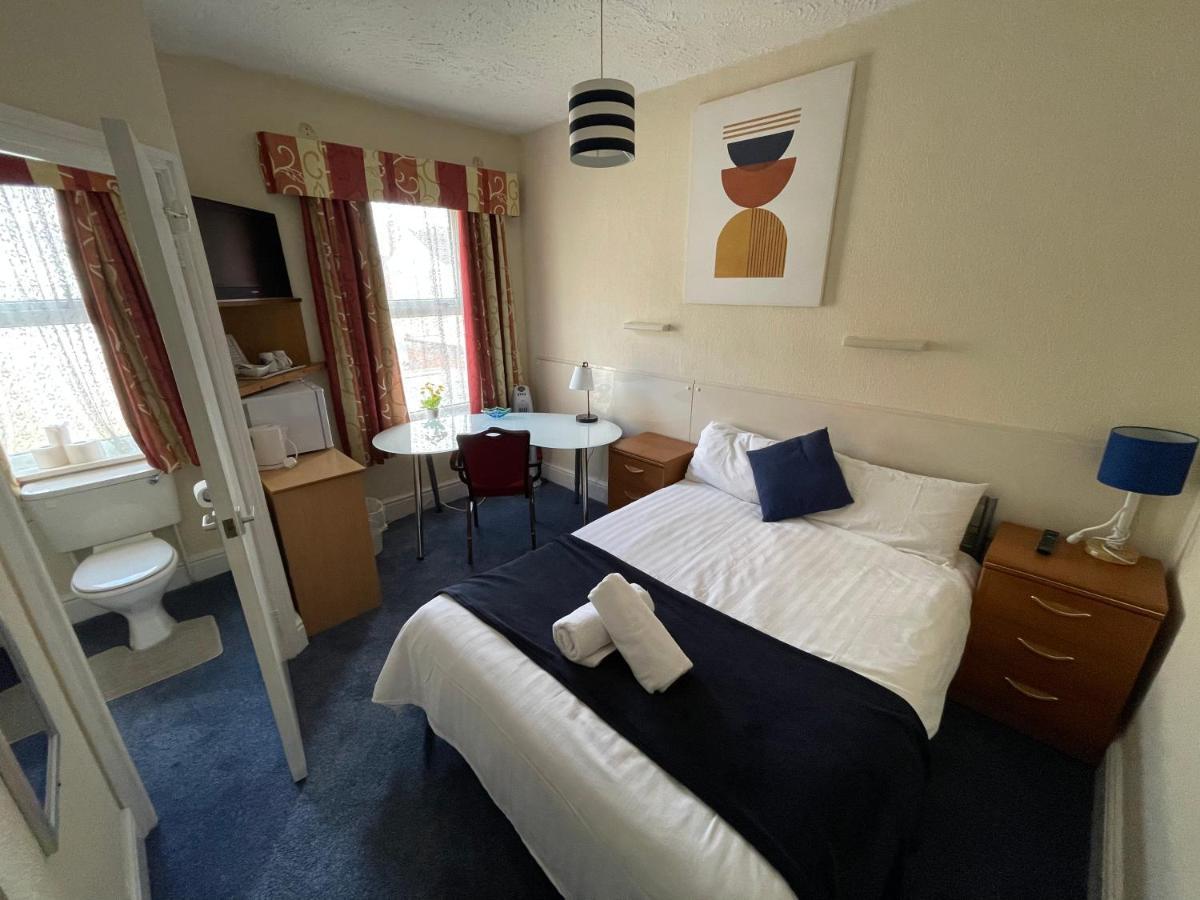 Victoria House - Self Catering Quiet Guesthouse - Adult Singles And Couples Only Blackpool Dış mekan fotoğraf