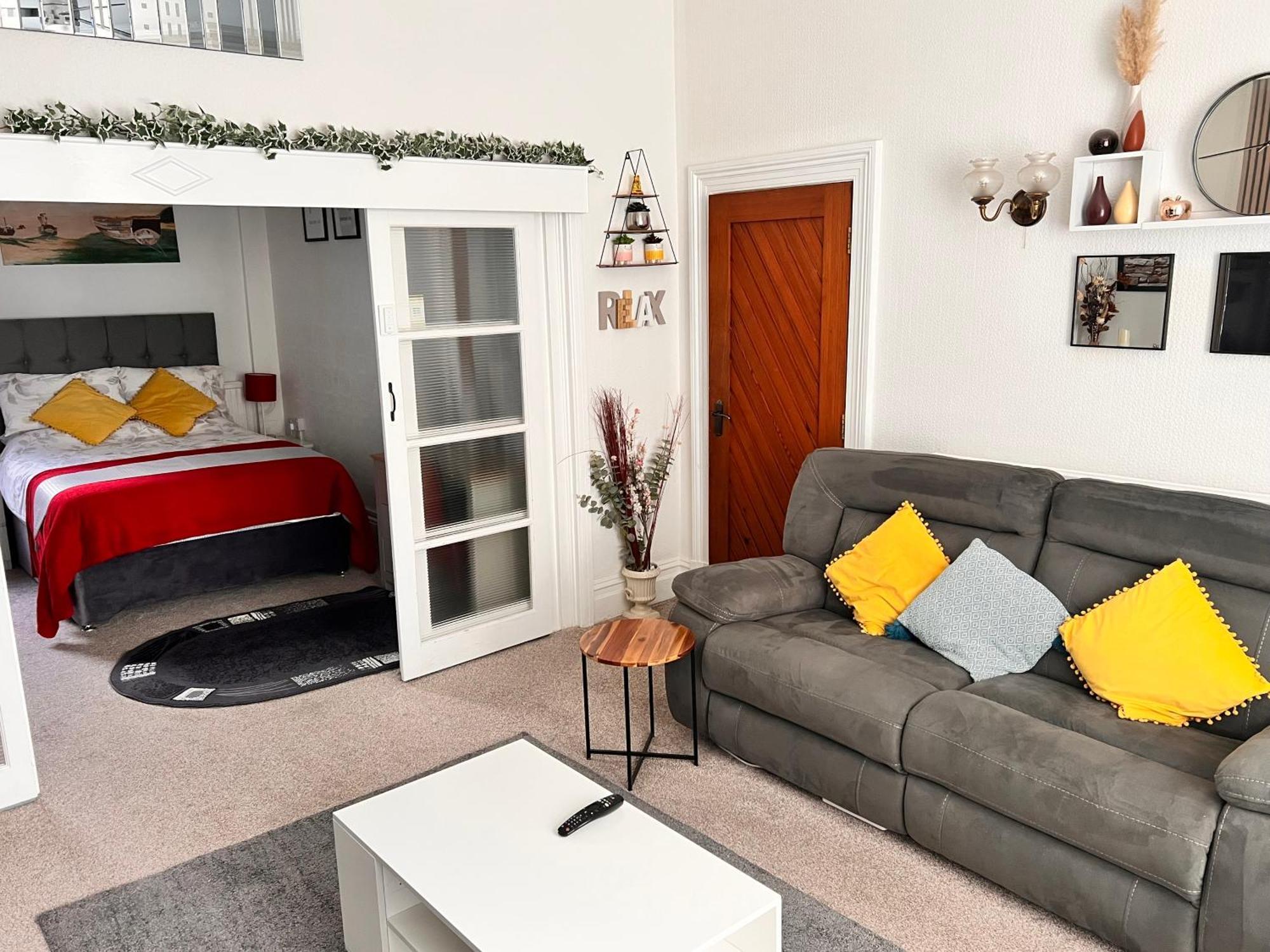 Victoria House - Self Catering Quiet Guesthouse - Adult Singles And Couples Only Blackpool Dış mekan fotoğraf