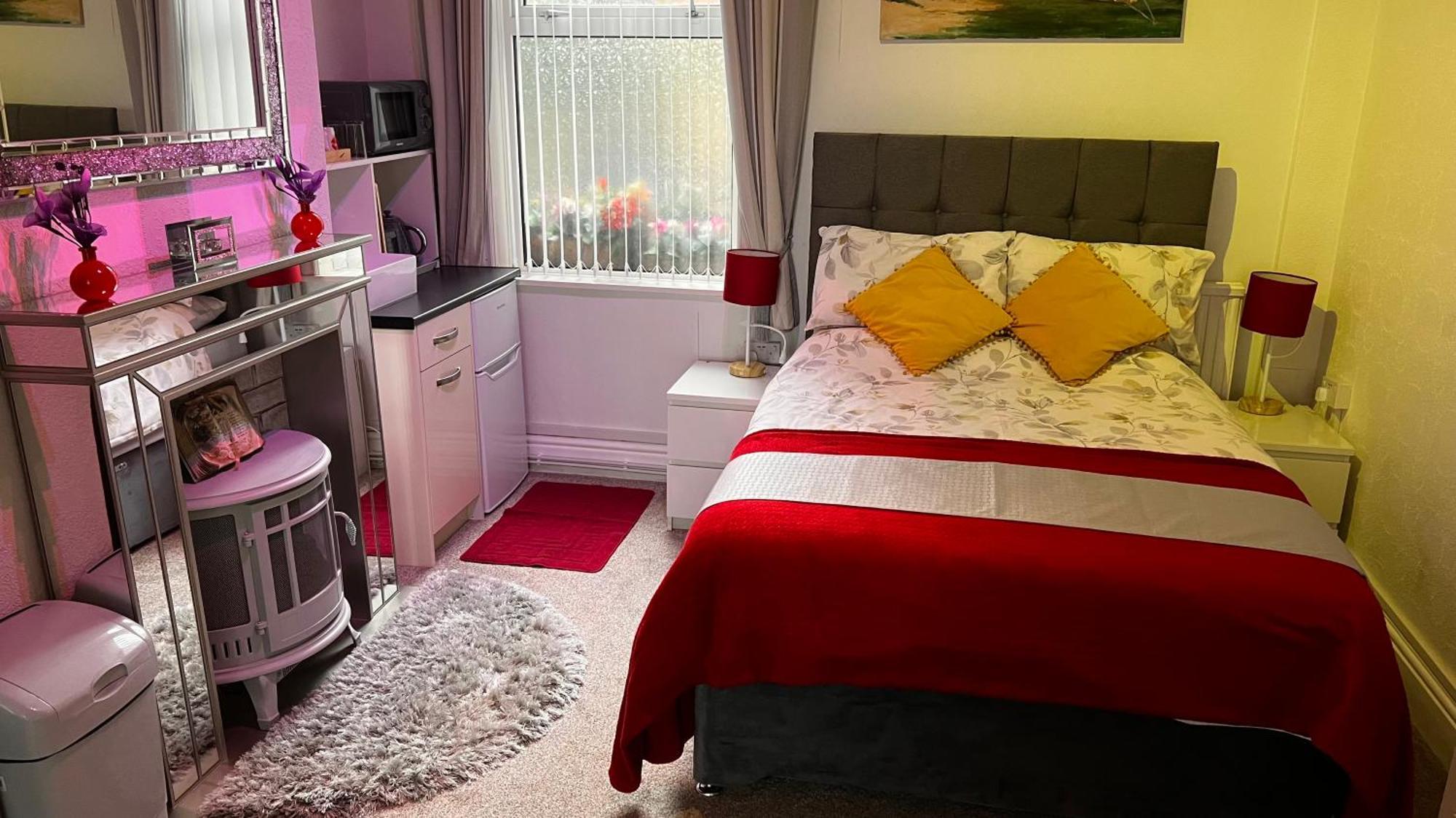 Victoria House - Self Catering Quiet Guesthouse - Adult Singles And Couples Only Blackpool Dış mekan fotoğraf