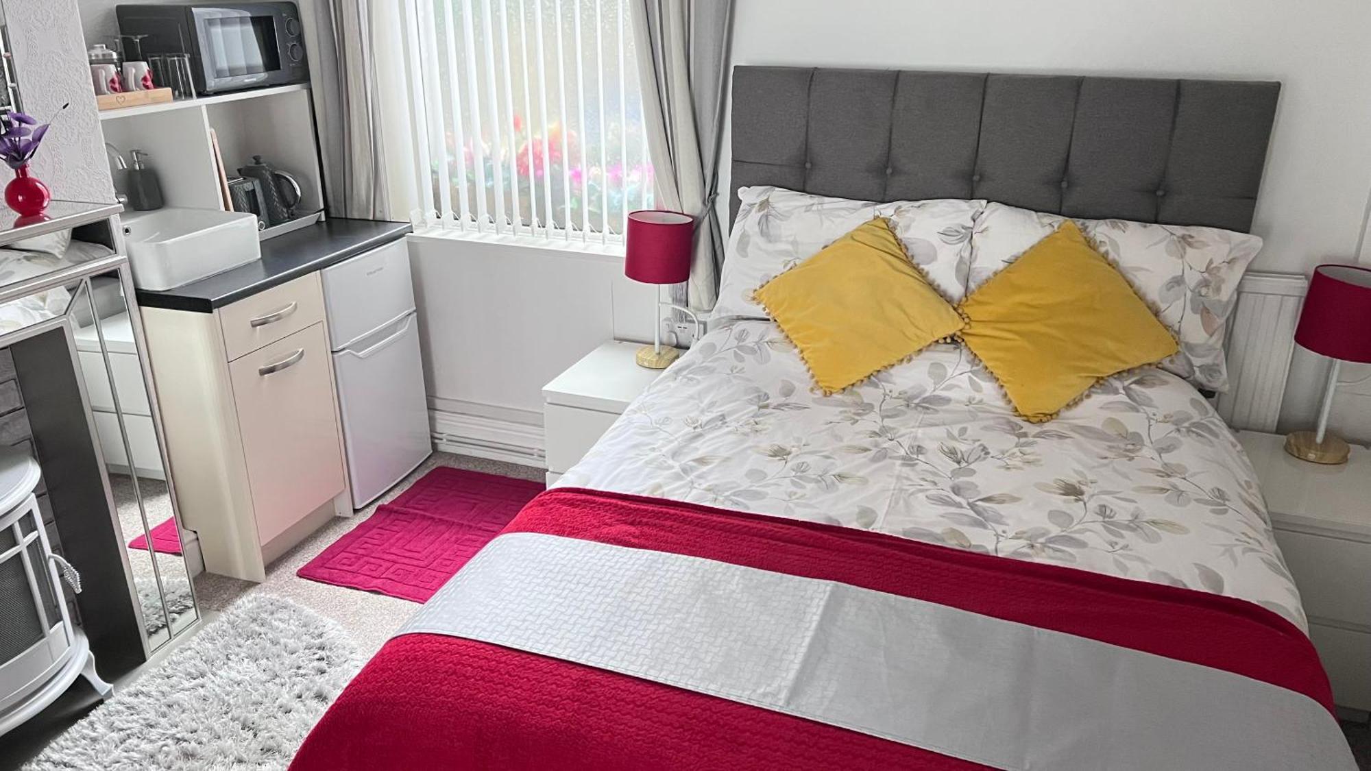Victoria House - Self Catering Quiet Guesthouse - Adult Singles And Couples Only Blackpool Dış mekan fotoğraf