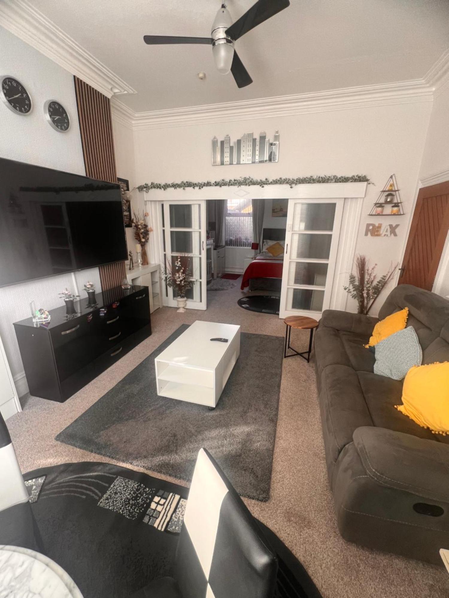 Victoria House - Self Catering Quiet Guesthouse - Adult Singles And Couples Only Blackpool Dış mekan fotoğraf