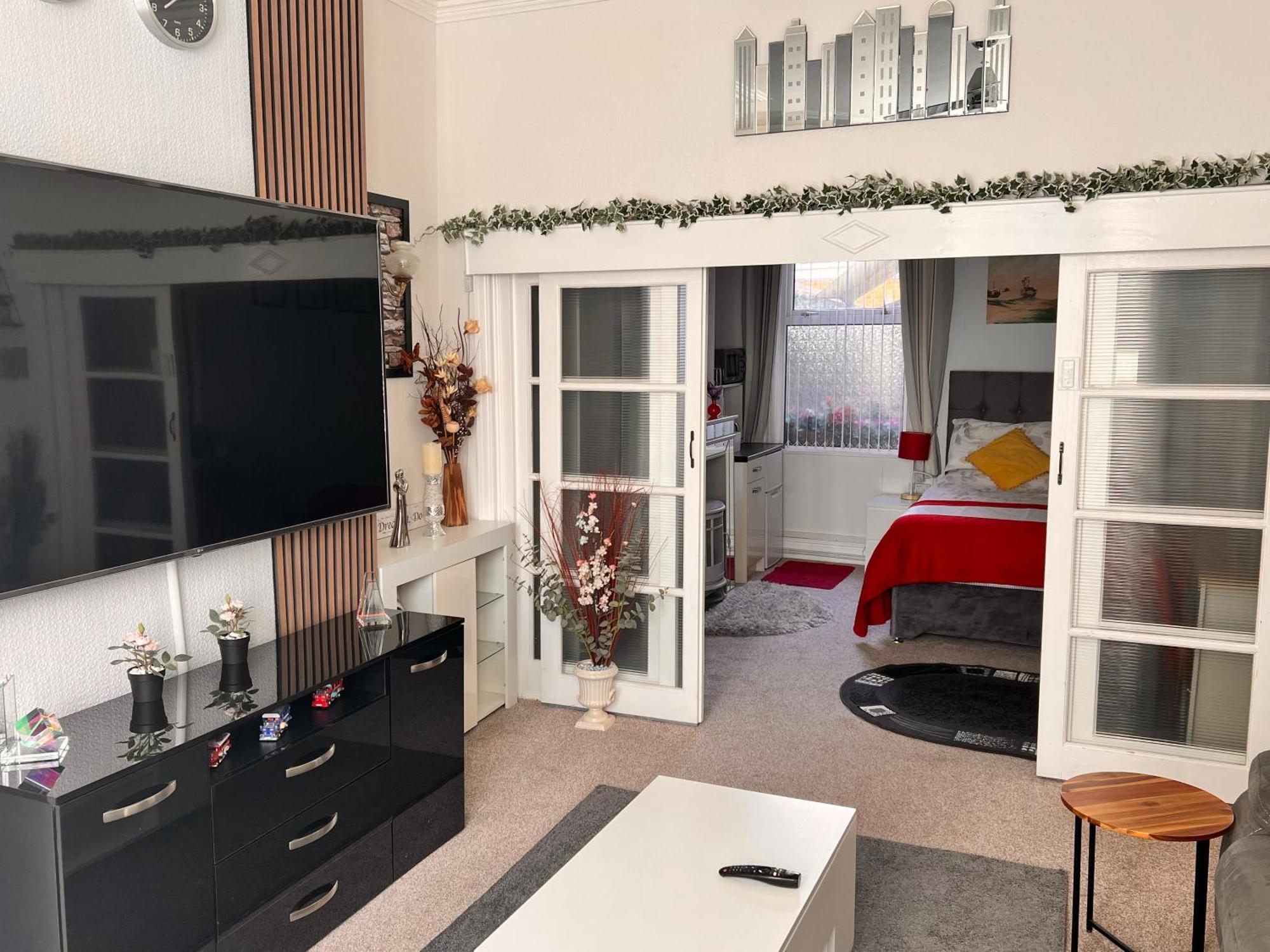 Victoria House - Self Catering Quiet Guesthouse - Adult Singles And Couples Only Blackpool Dış mekan fotoğraf