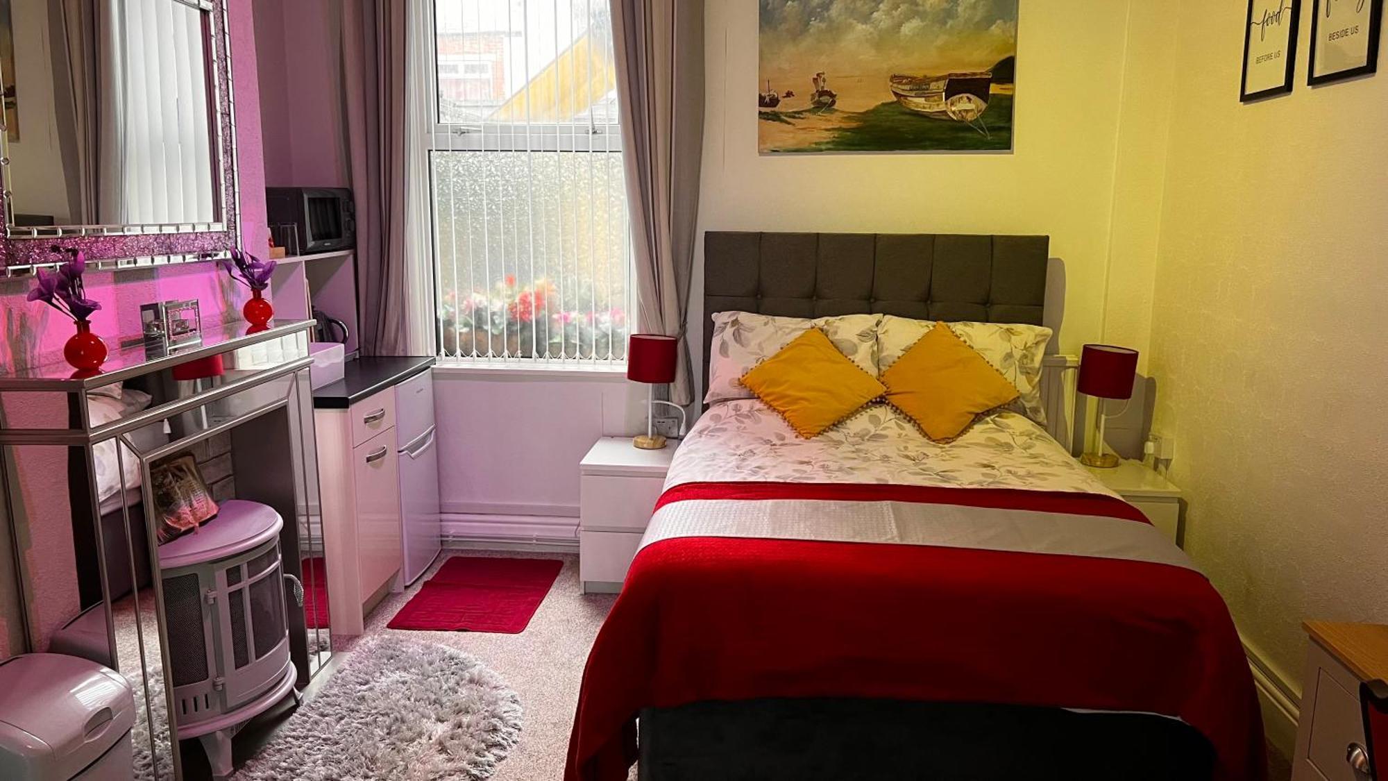 Victoria House - Self Catering Quiet Guesthouse - Adult Singles And Couples Only Blackpool Dış mekan fotoğraf