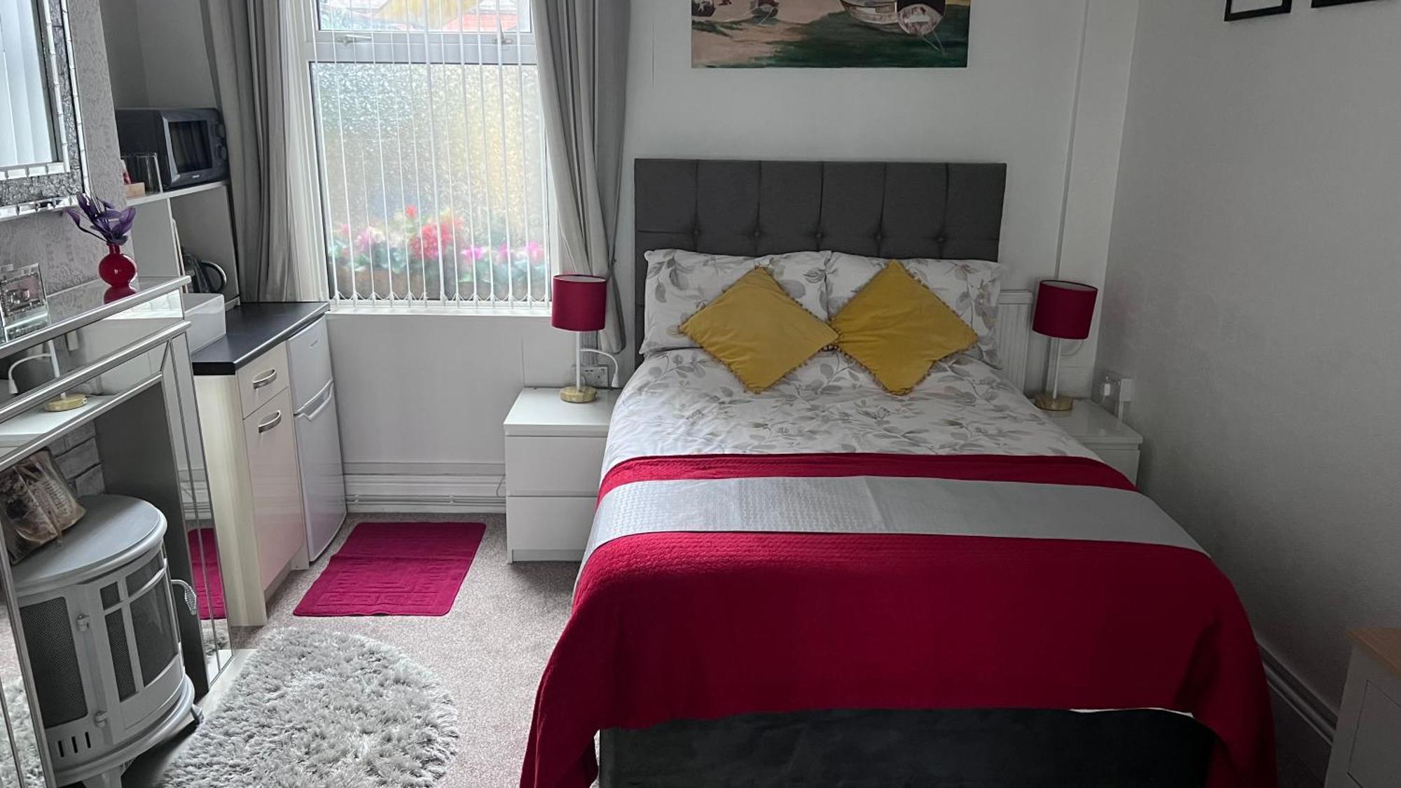 Victoria House - Self Catering Quiet Guesthouse - Adult Singles And Couples Only Blackpool Dış mekan fotoğraf