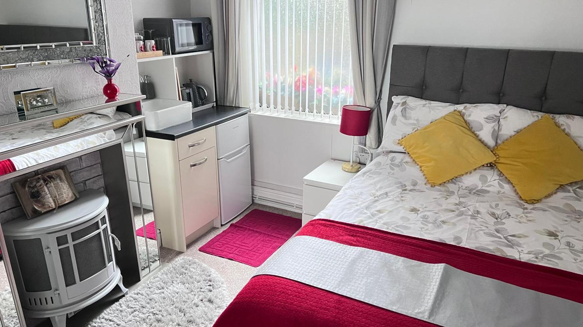 Victoria House - Self Catering Quiet Guesthouse - Adult Singles And Couples Only Blackpool Dış mekan fotoğraf