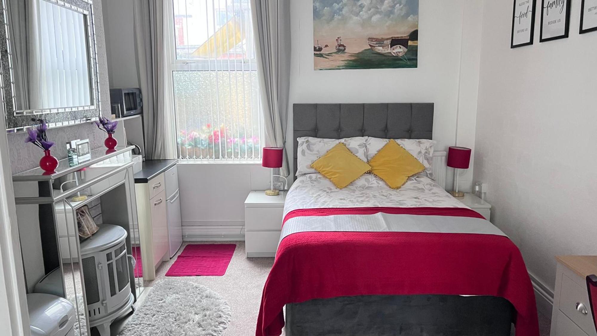 Victoria House - Self Catering Quiet Guesthouse - Adult Singles And Couples Only Blackpool Dış mekan fotoğraf
