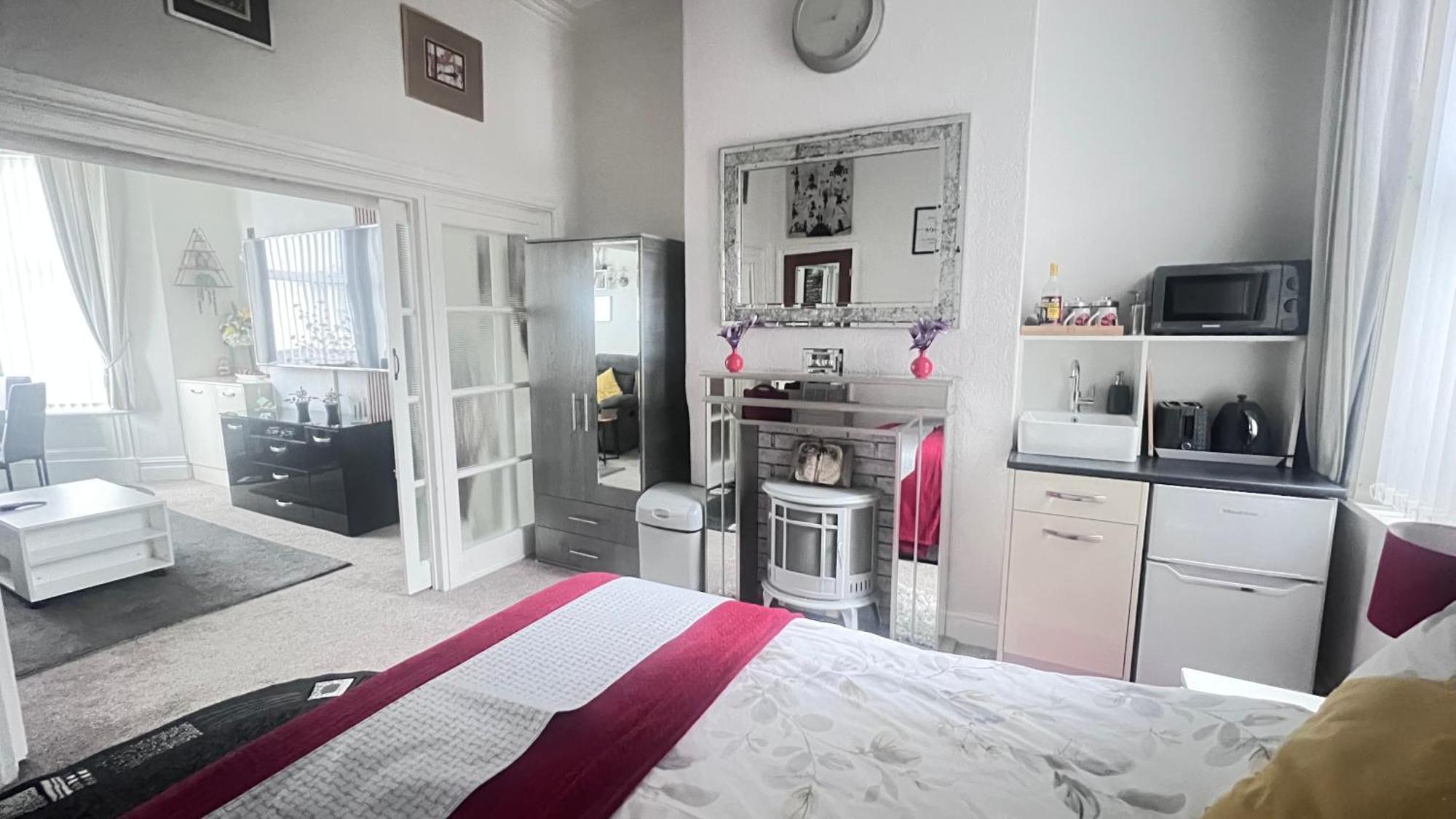 Victoria House - Self Catering Quiet Guesthouse - Adult Singles And Couples Only Blackpool Dış mekan fotoğraf