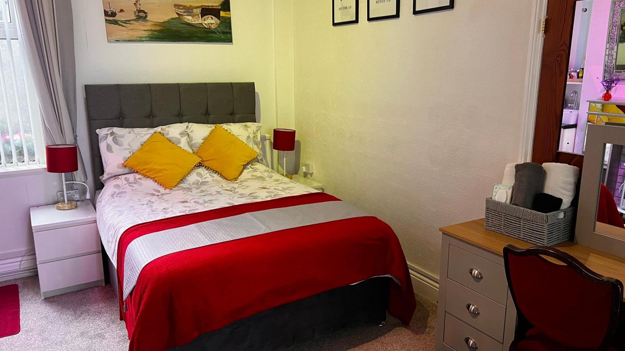Victoria House - Self Catering Quiet Guesthouse - Adult Singles And Couples Only Blackpool Dış mekan fotoğraf