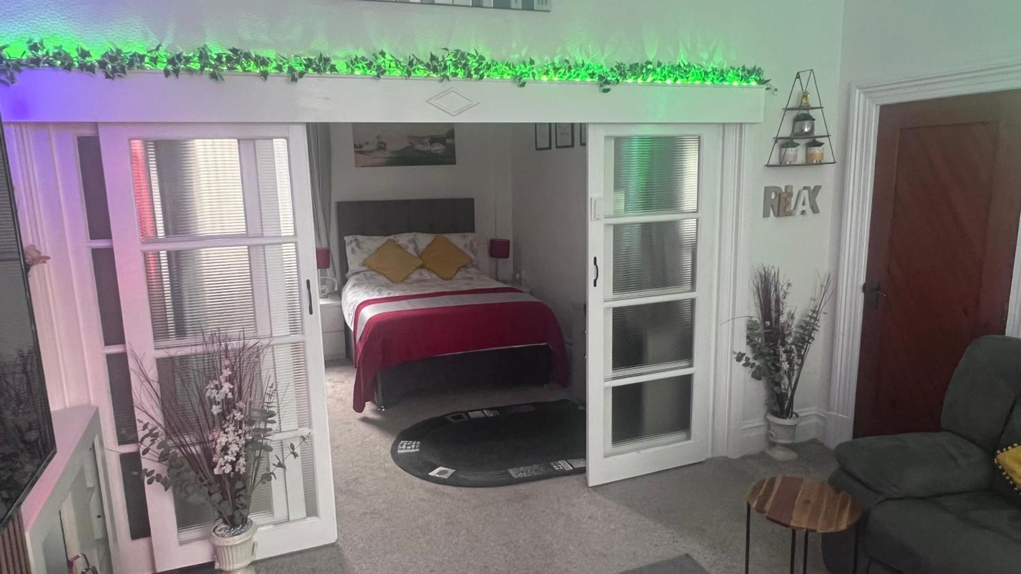 Victoria House - Self Catering Quiet Guesthouse - Adult Singles And Couples Only Blackpool Dış mekan fotoğraf