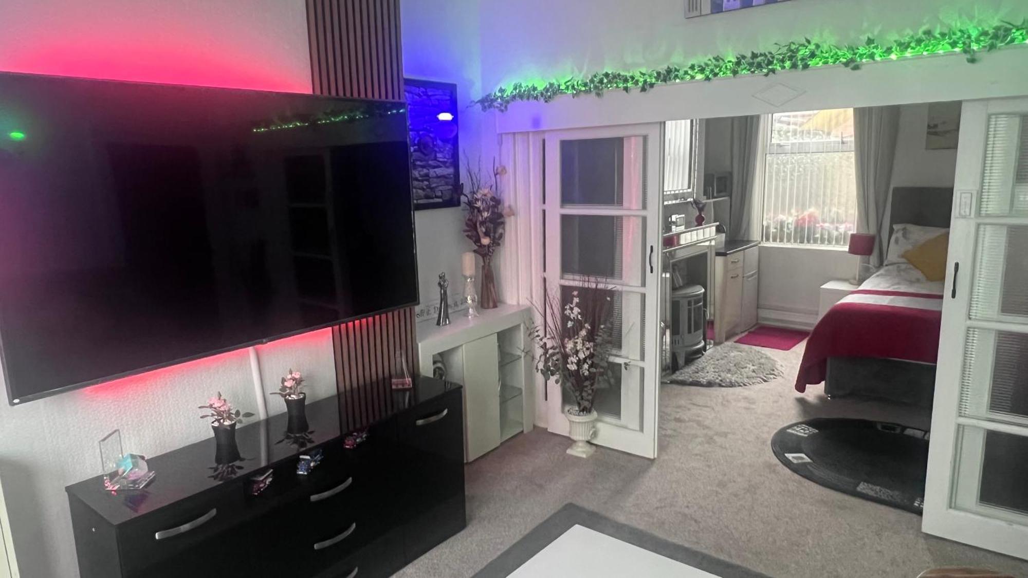 Victoria House - Self Catering Quiet Guesthouse - Adult Singles And Couples Only Blackpool Dış mekan fotoğraf