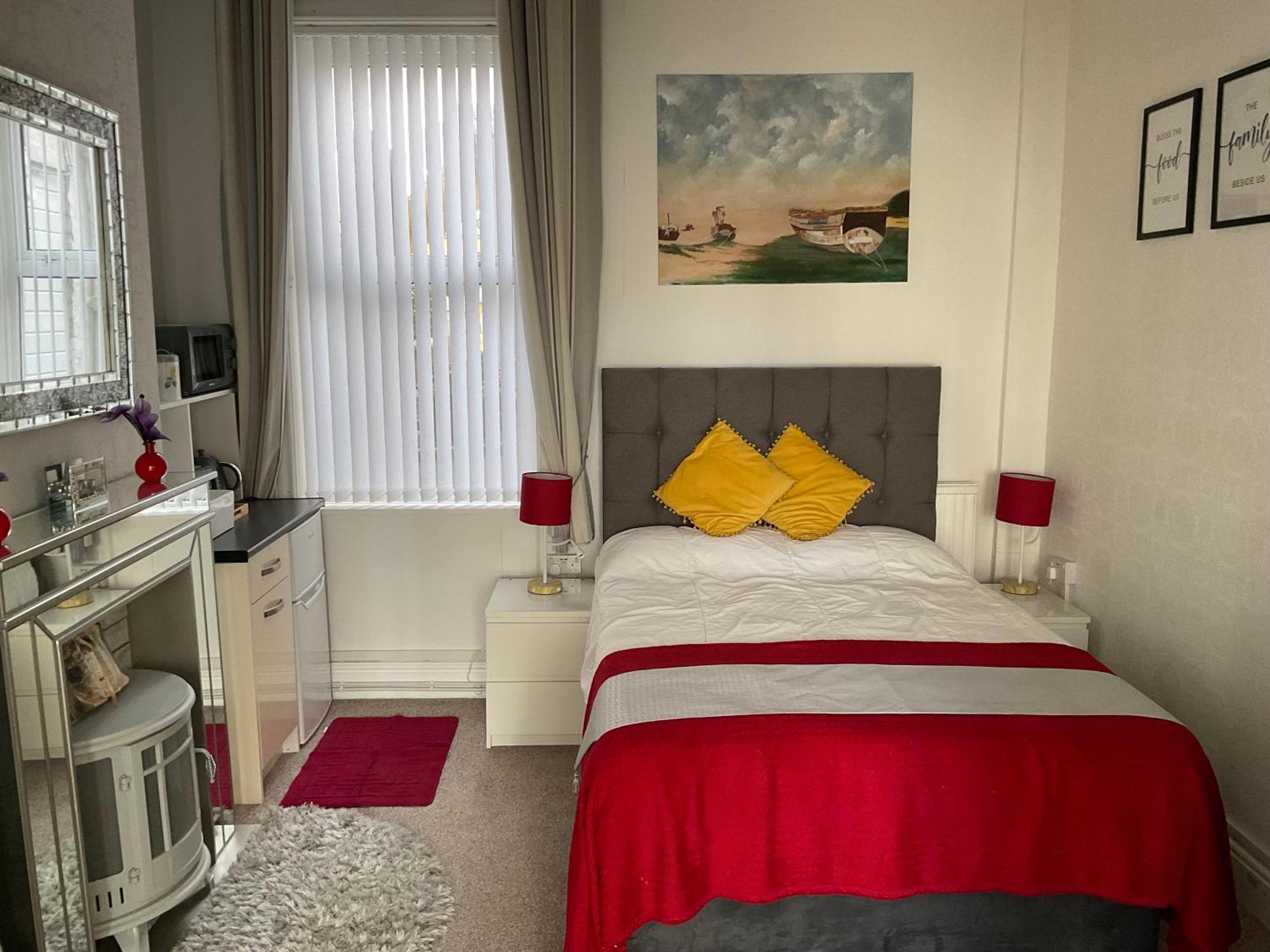 Victoria House - Self Catering Quiet Guesthouse - Adult Singles And Couples Only Blackpool Dış mekan fotoğraf