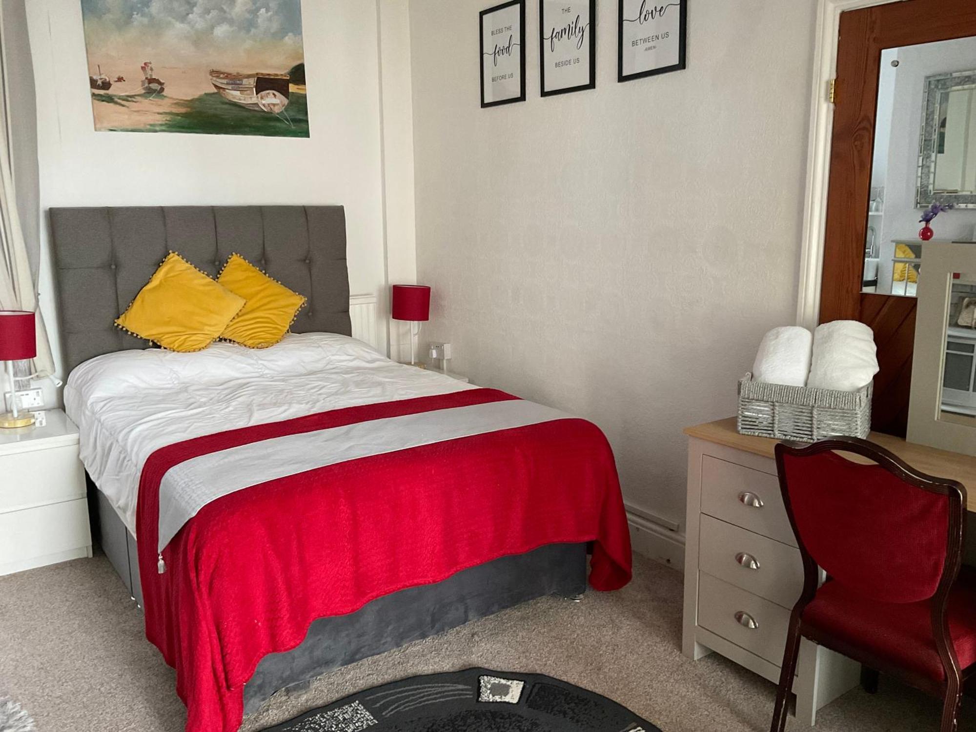 Victoria House - Self Catering Quiet Guesthouse - Adult Singles And Couples Only Blackpool Dış mekan fotoğraf