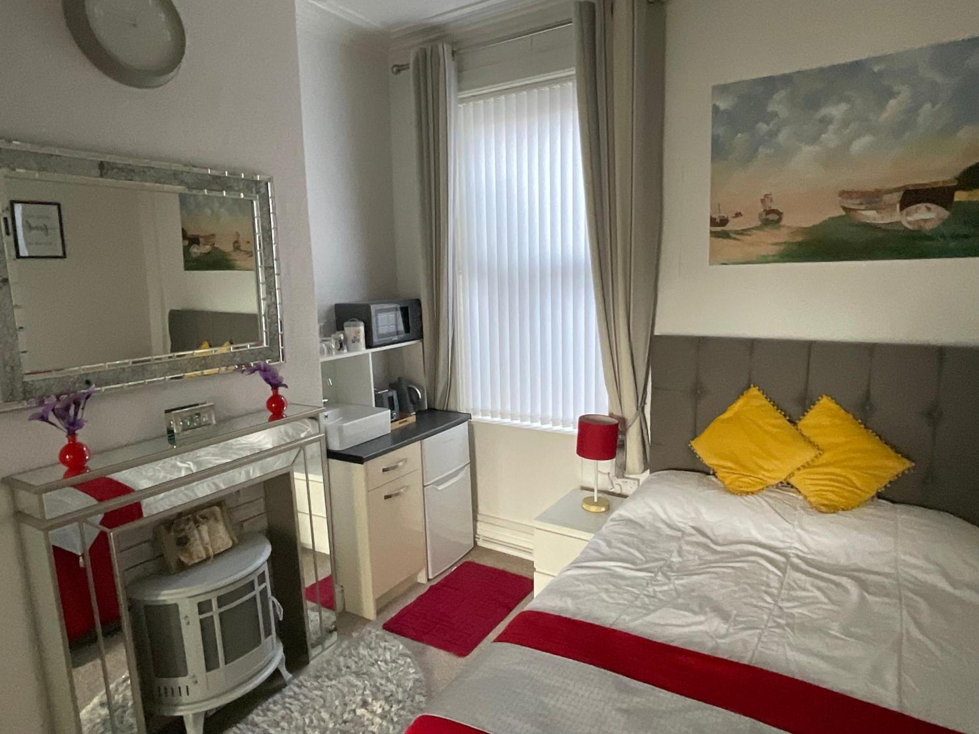 Victoria House - Self Catering Quiet Guesthouse - Adult Singles And Couples Only Blackpool Dış mekan fotoğraf