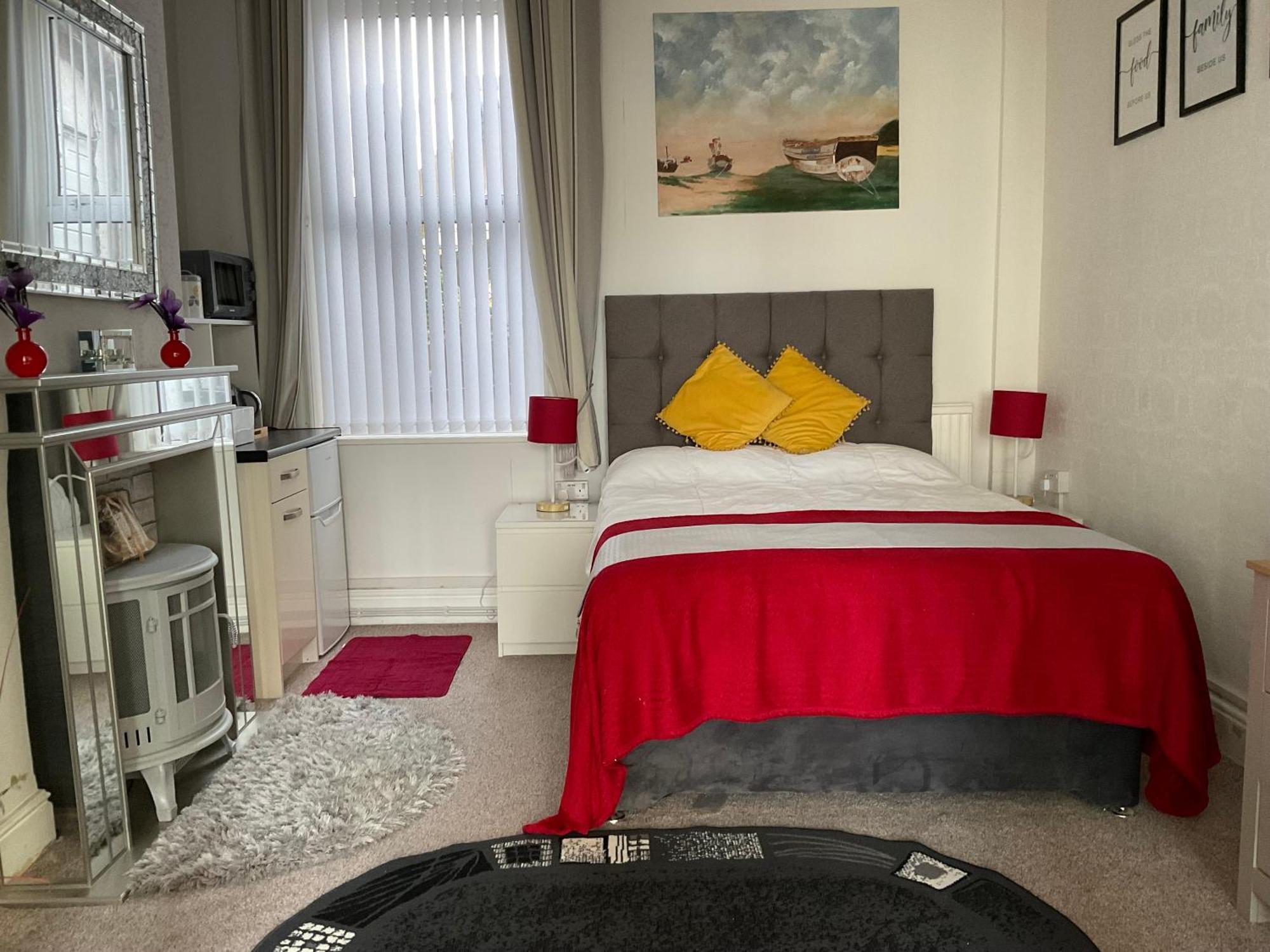 Victoria House - Self Catering Quiet Guesthouse - Adult Singles And Couples Only Blackpool Dış mekan fotoğraf