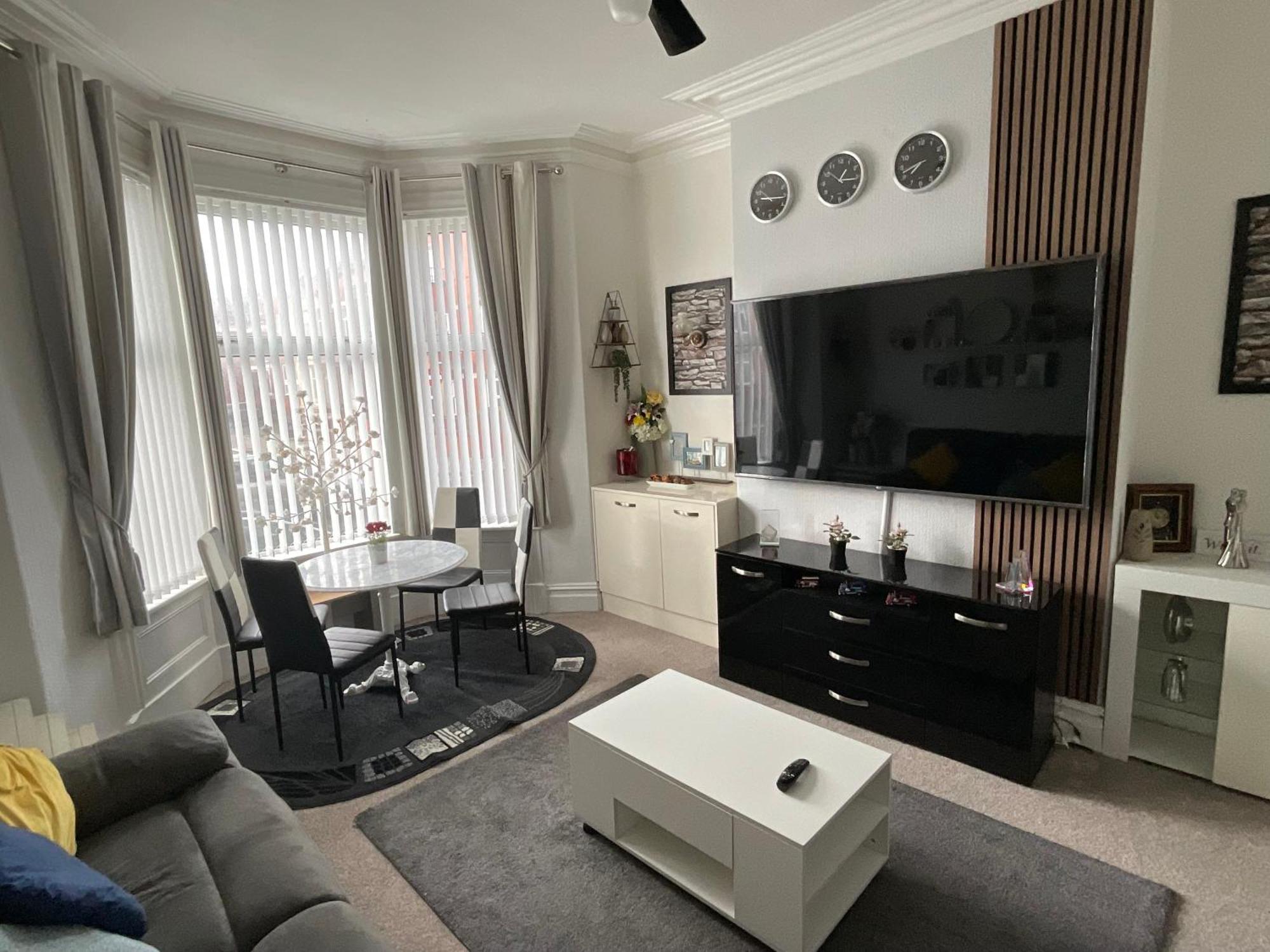 Victoria House - Self Catering Quiet Guesthouse - Adult Singles And Couples Only Blackpool Dış mekan fotoğraf