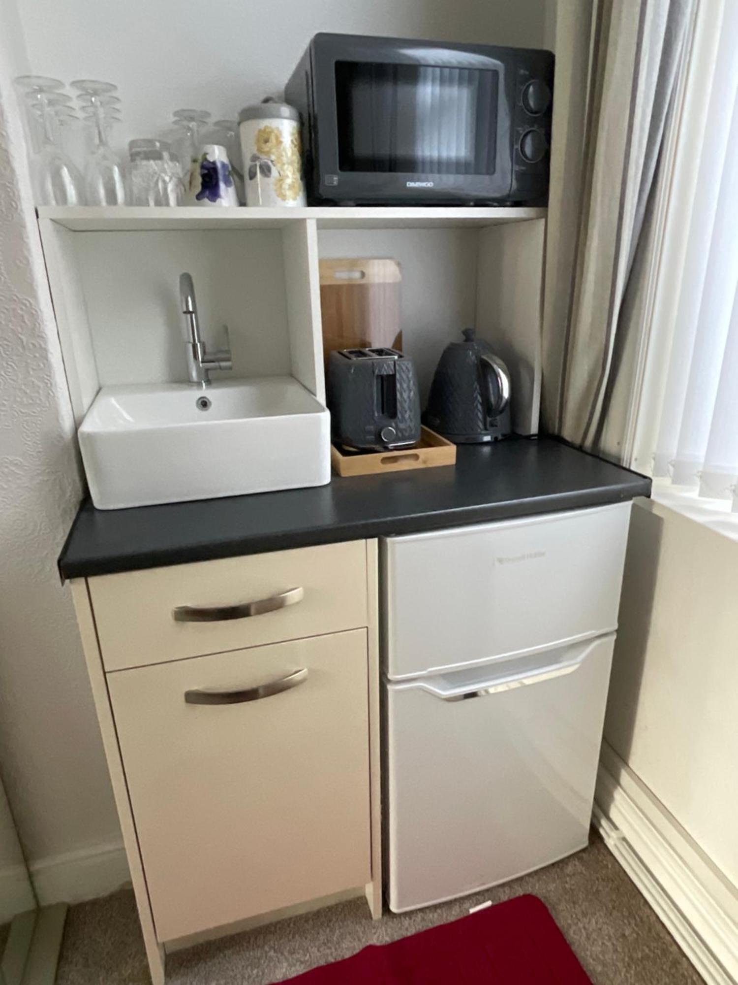 Victoria House - Self Catering Quiet Guesthouse - Adult Singles And Couples Only Blackpool Dış mekan fotoğraf