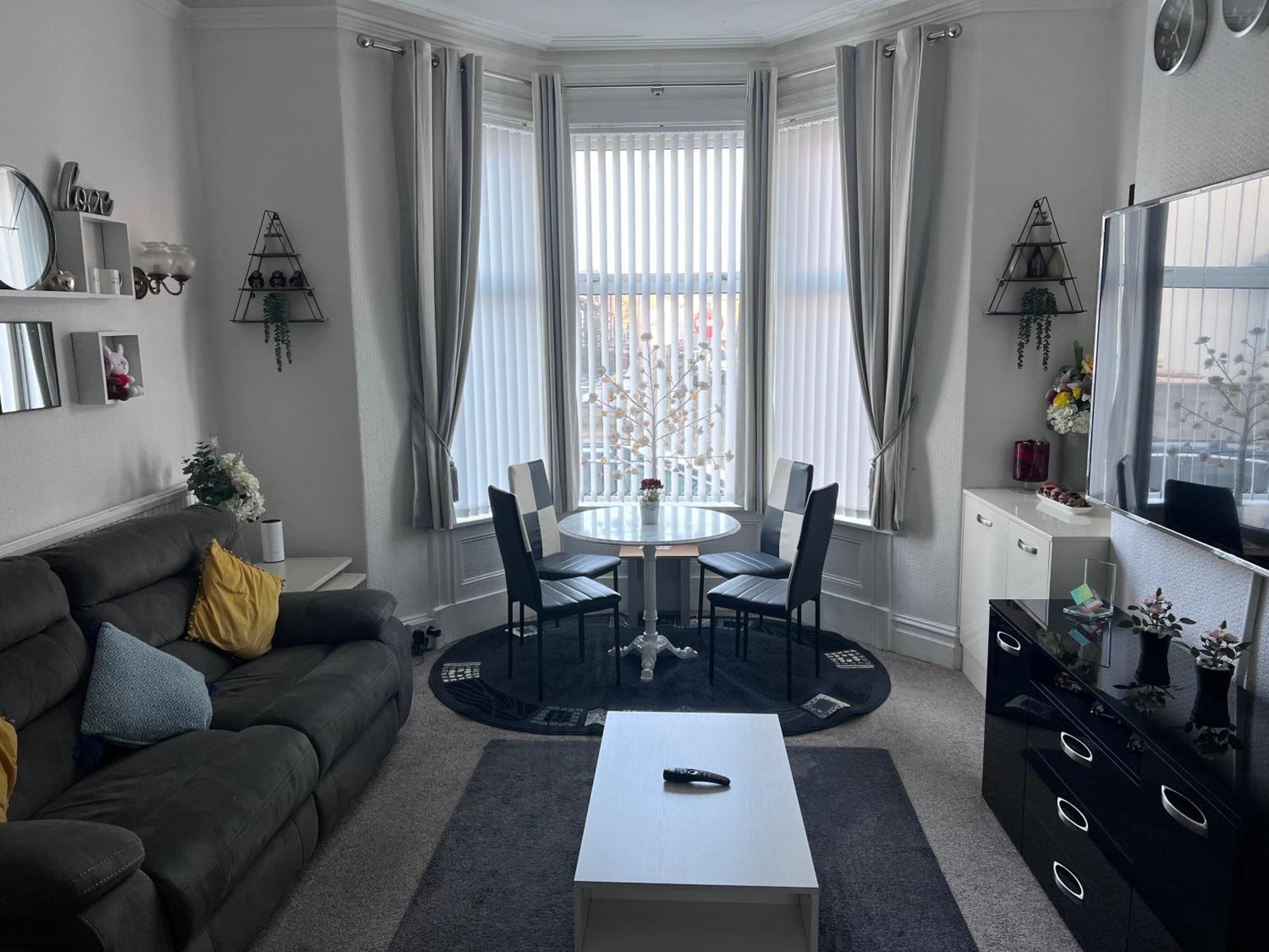 Victoria House - Self Catering Quiet Guesthouse - Adult Singles And Couples Only Blackpool Dış mekan fotoğraf