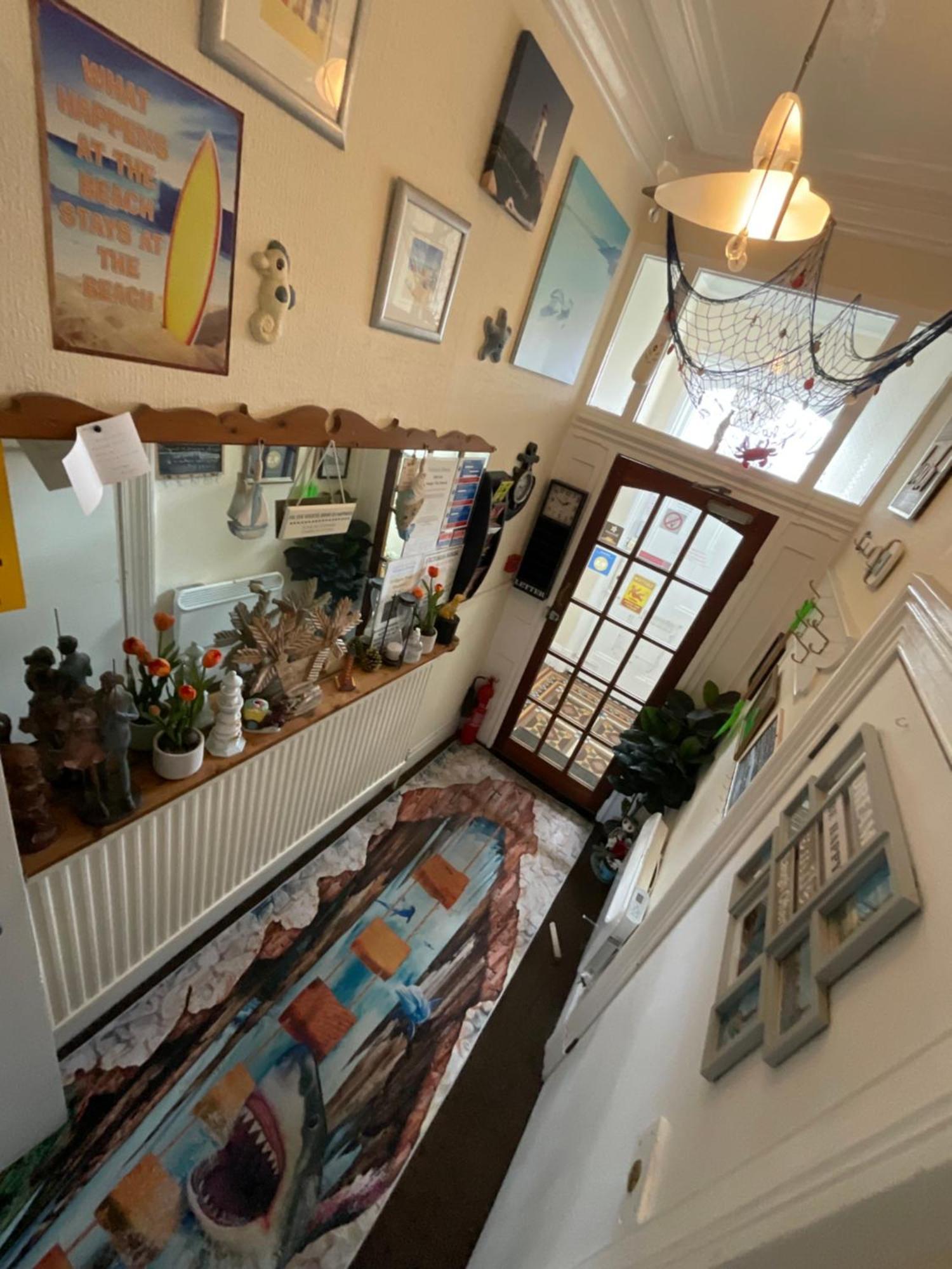 Victoria House - Self Catering Quiet Guesthouse - Adult Singles And Couples Only Blackpool Dış mekan fotoğraf