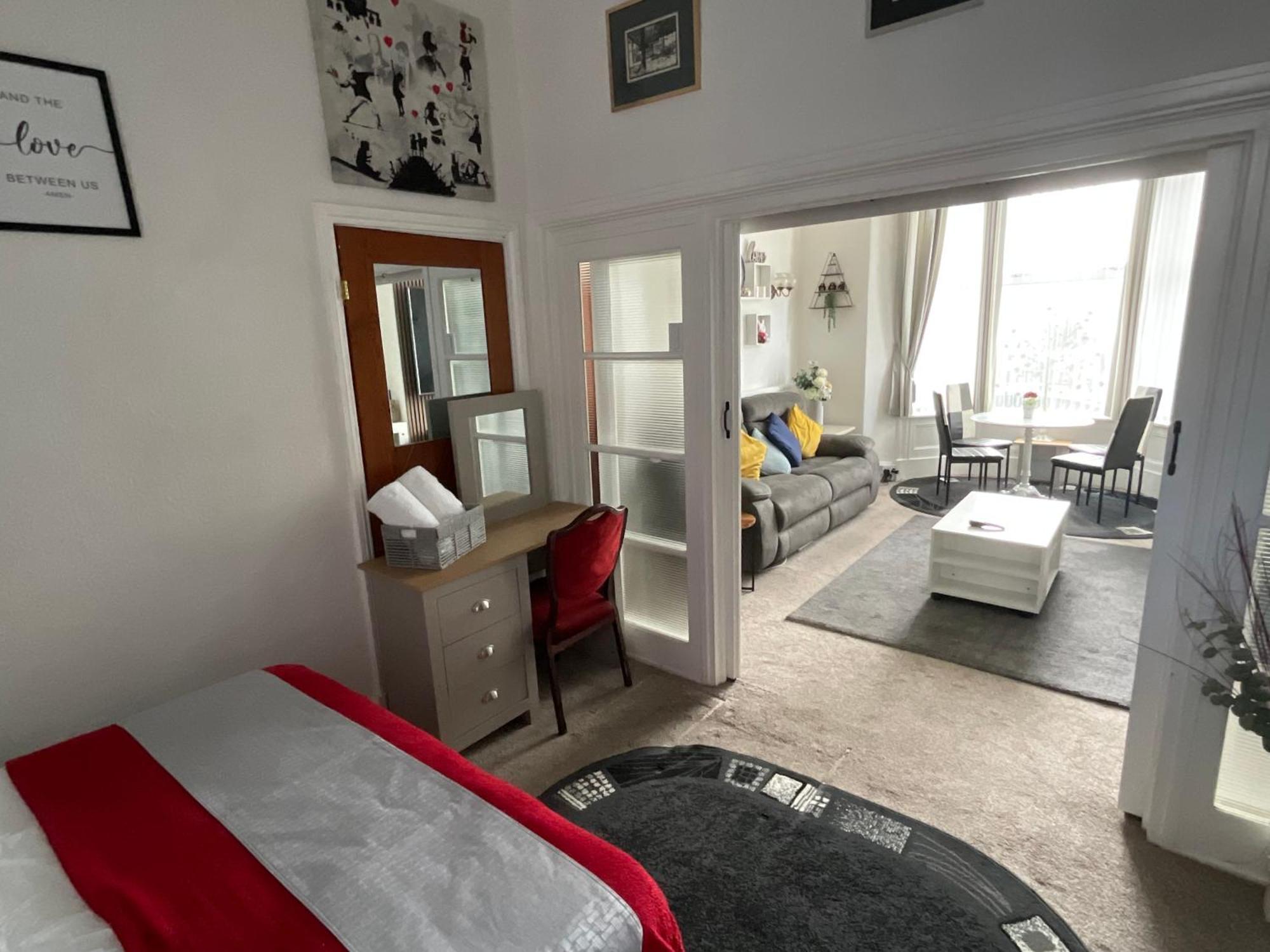 Victoria House - Self Catering Quiet Guesthouse - Adult Singles And Couples Only Blackpool Dış mekan fotoğraf