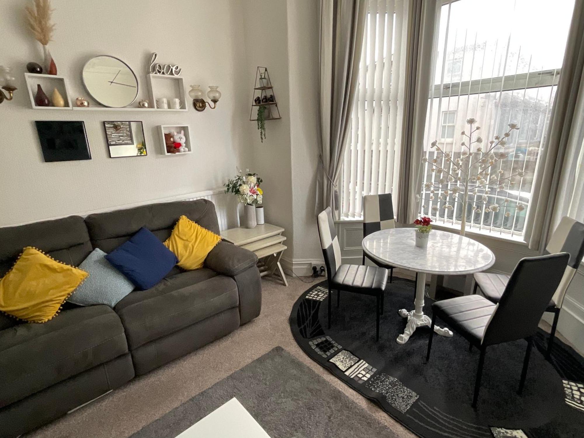 Victoria House - Self Catering Quiet Guesthouse - Adult Singles And Couples Only Blackpool Dış mekan fotoğraf