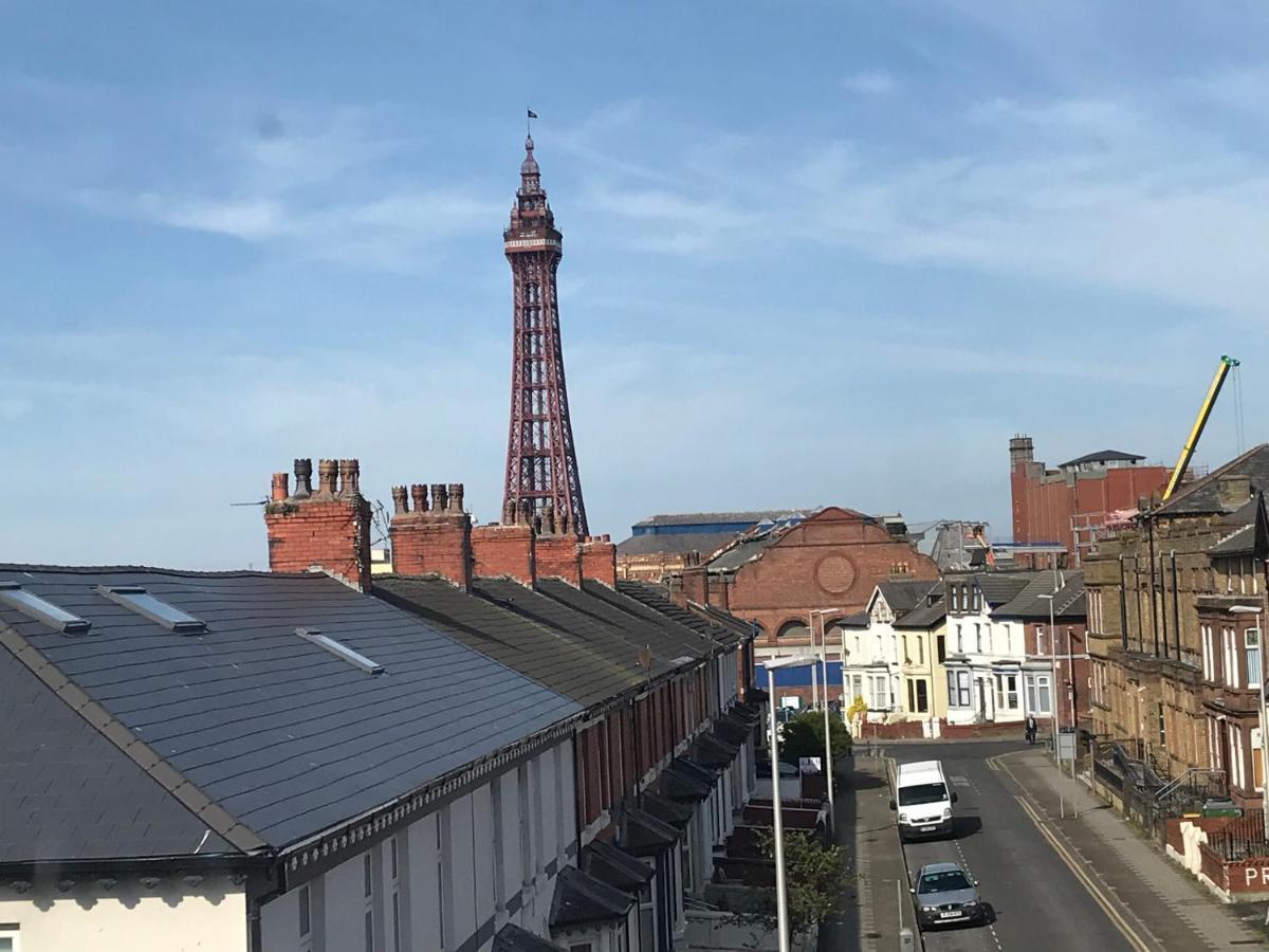 Victoria House - Self Catering Quiet Guesthouse - Adult Singles And Couples Only Blackpool Dış mekan fotoğraf