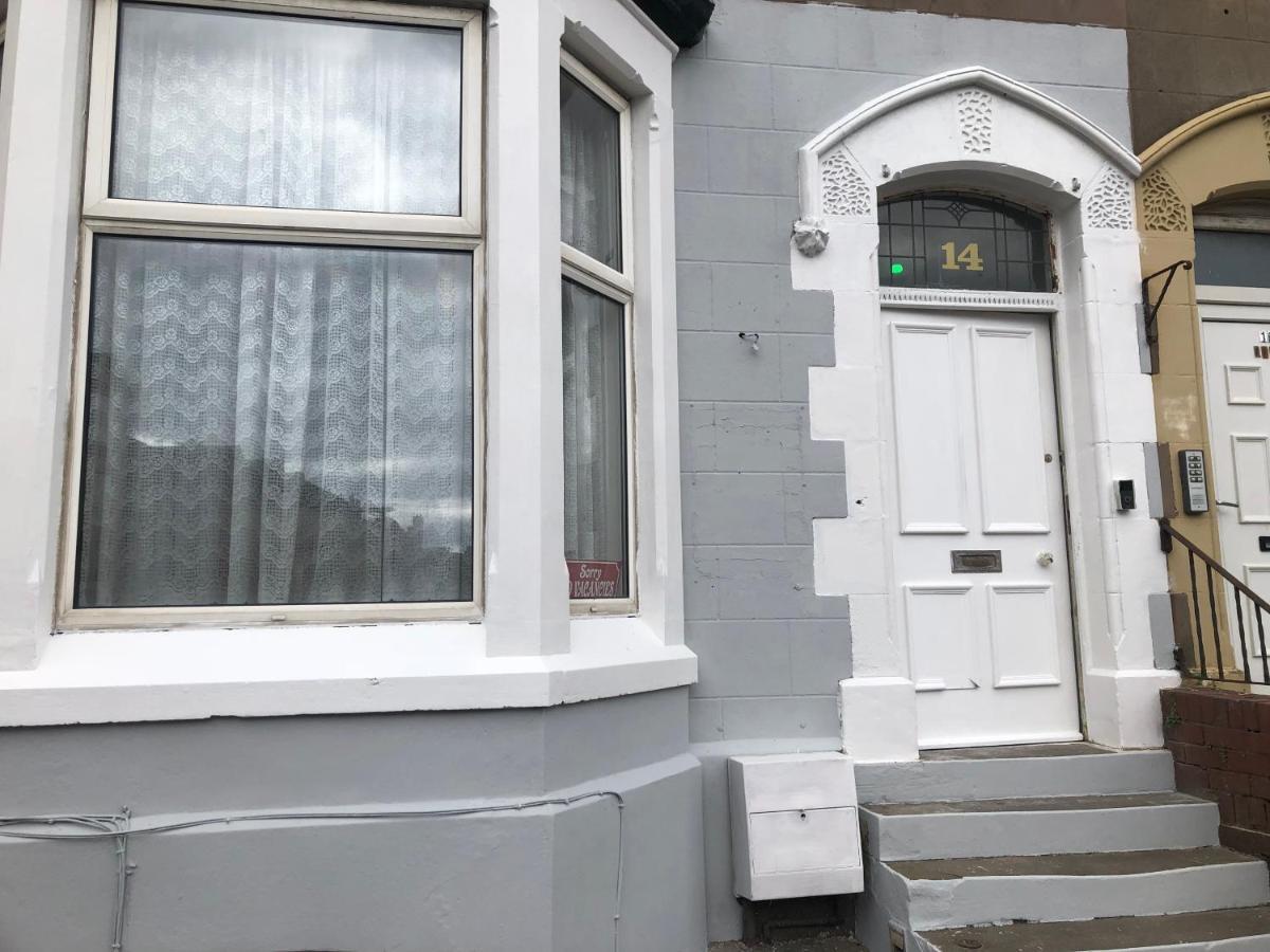 Victoria House - Self Catering Quiet Guesthouse - Adult Singles And Couples Only Blackpool Dış mekan fotoğraf